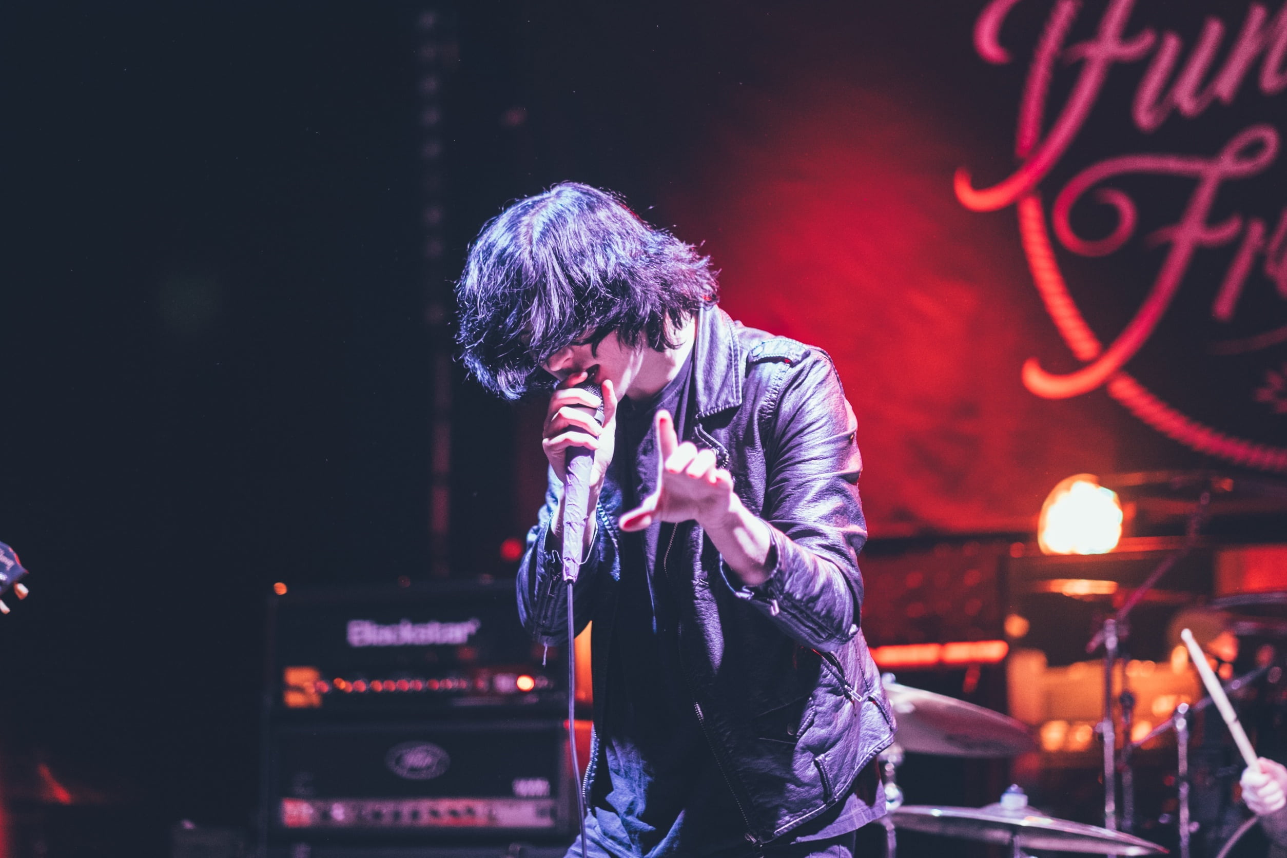 nightlife, singer, one person, grunge, person, performance, young men, entertainment, rock star, singing, youth, pop, event, input device, male, music, HD Wallpaper