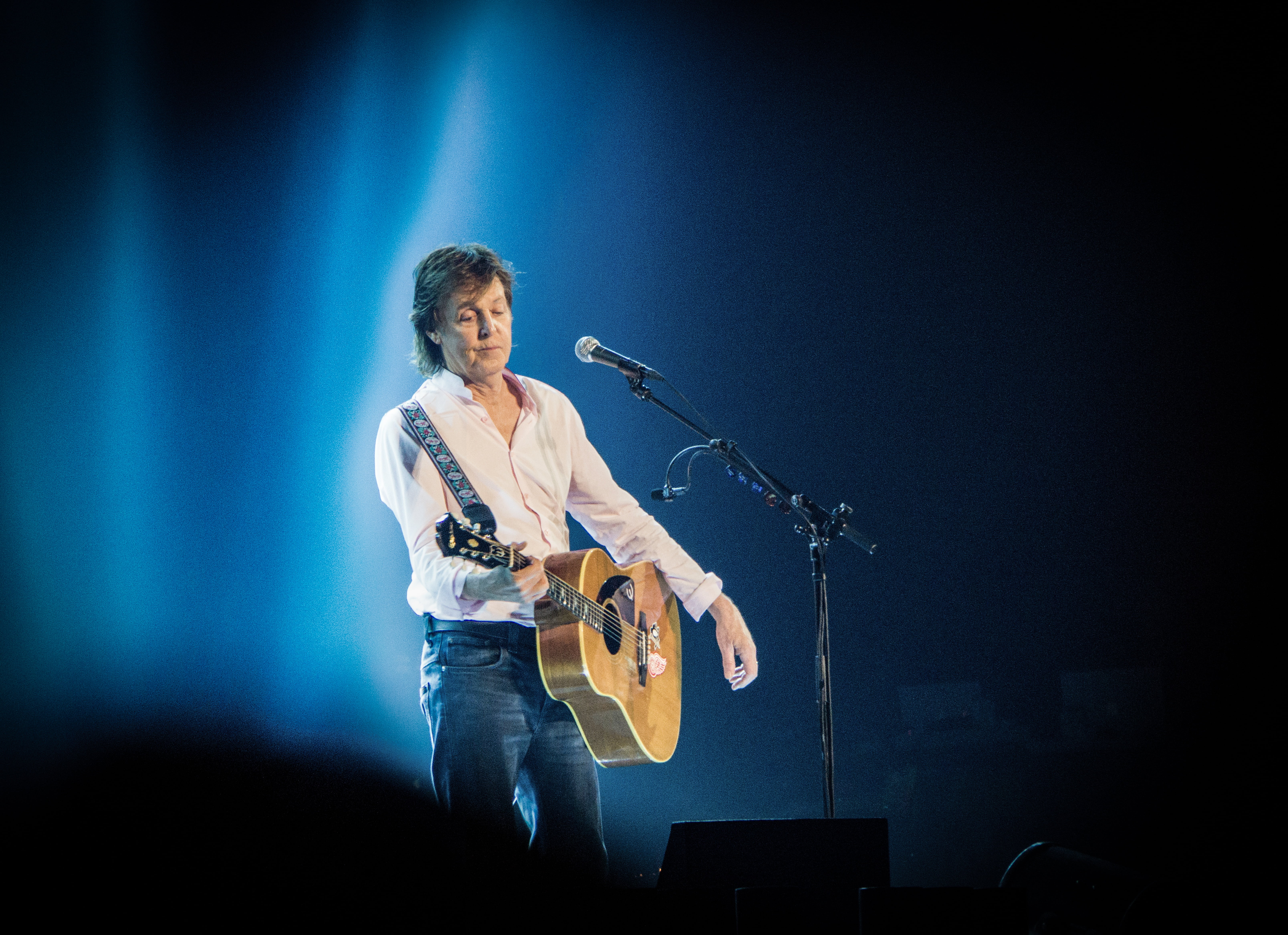 guitar, performance, males, 5K, esprit arena, artist, holding, popular Music Concert, beatles, nightlife, input device, musical Instrument, one Person, HD Wallpaper
