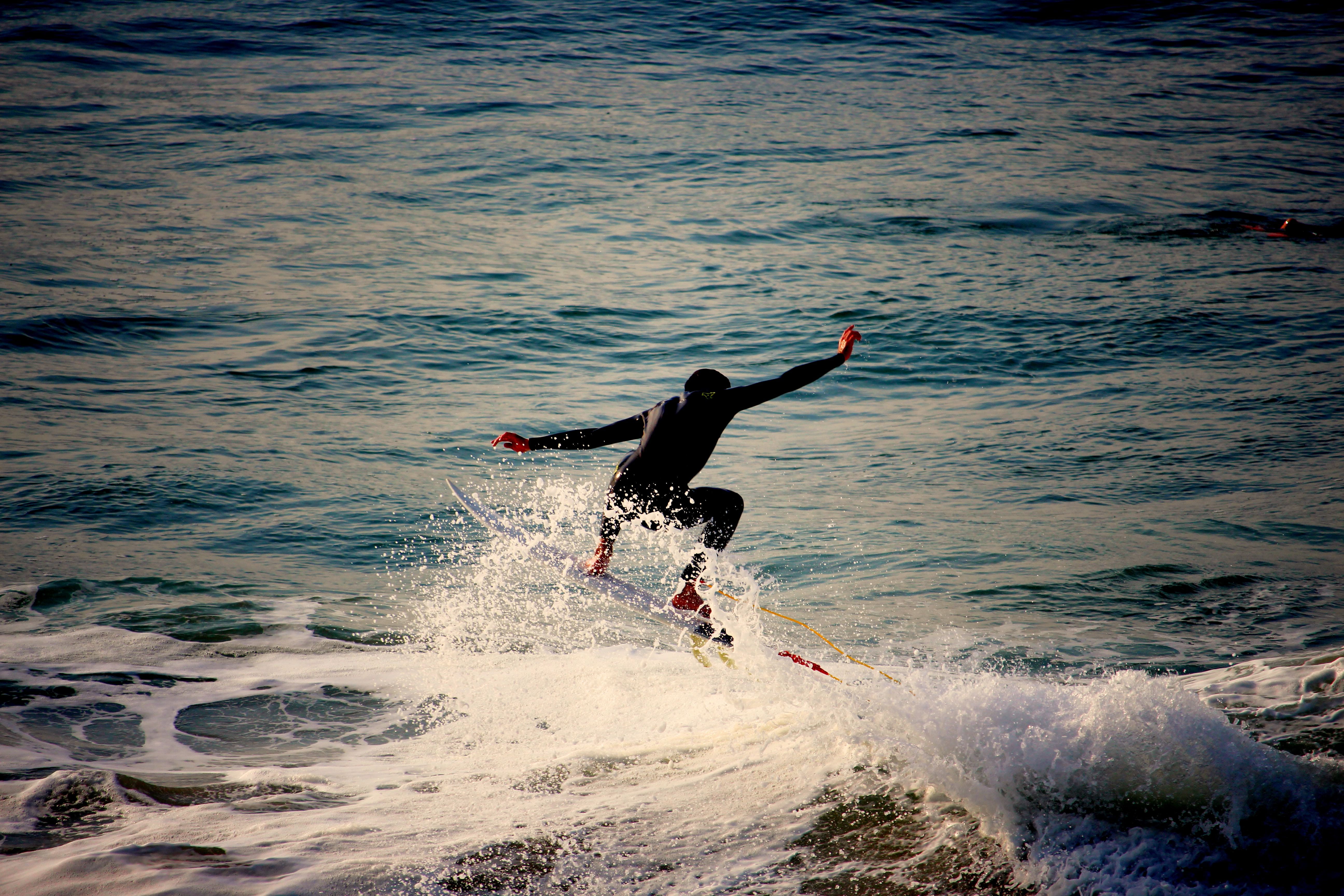 surfboarding, lifestyles, enjoyment, surfing, beauty in nature, performing, man, aquatic sport, people, sport, person, body, real people, wave, wet, human arm, HD Wallpaper