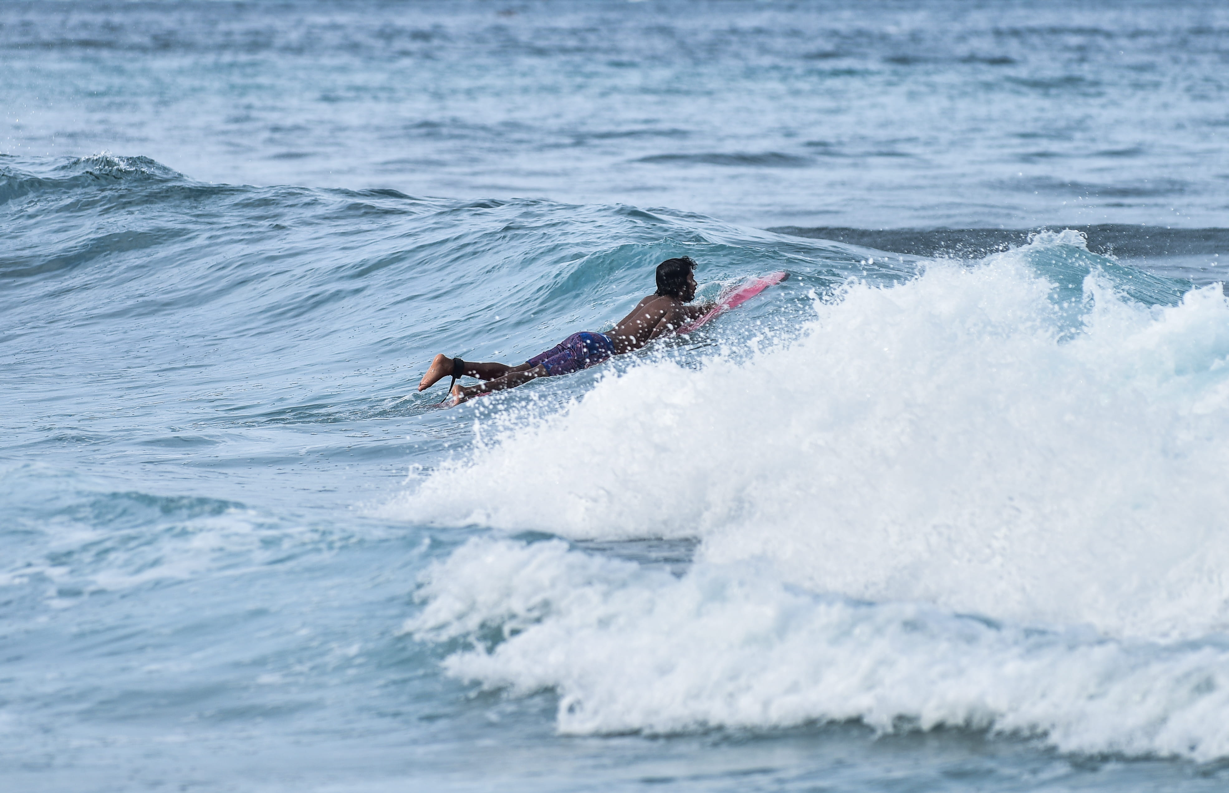 varunulaa raalhugandu, wave, skimboarding, speed, surfing, person, motion, adventure, seawaves, surf board, man, waterfront, one person, real people, day, HD Wallpaper