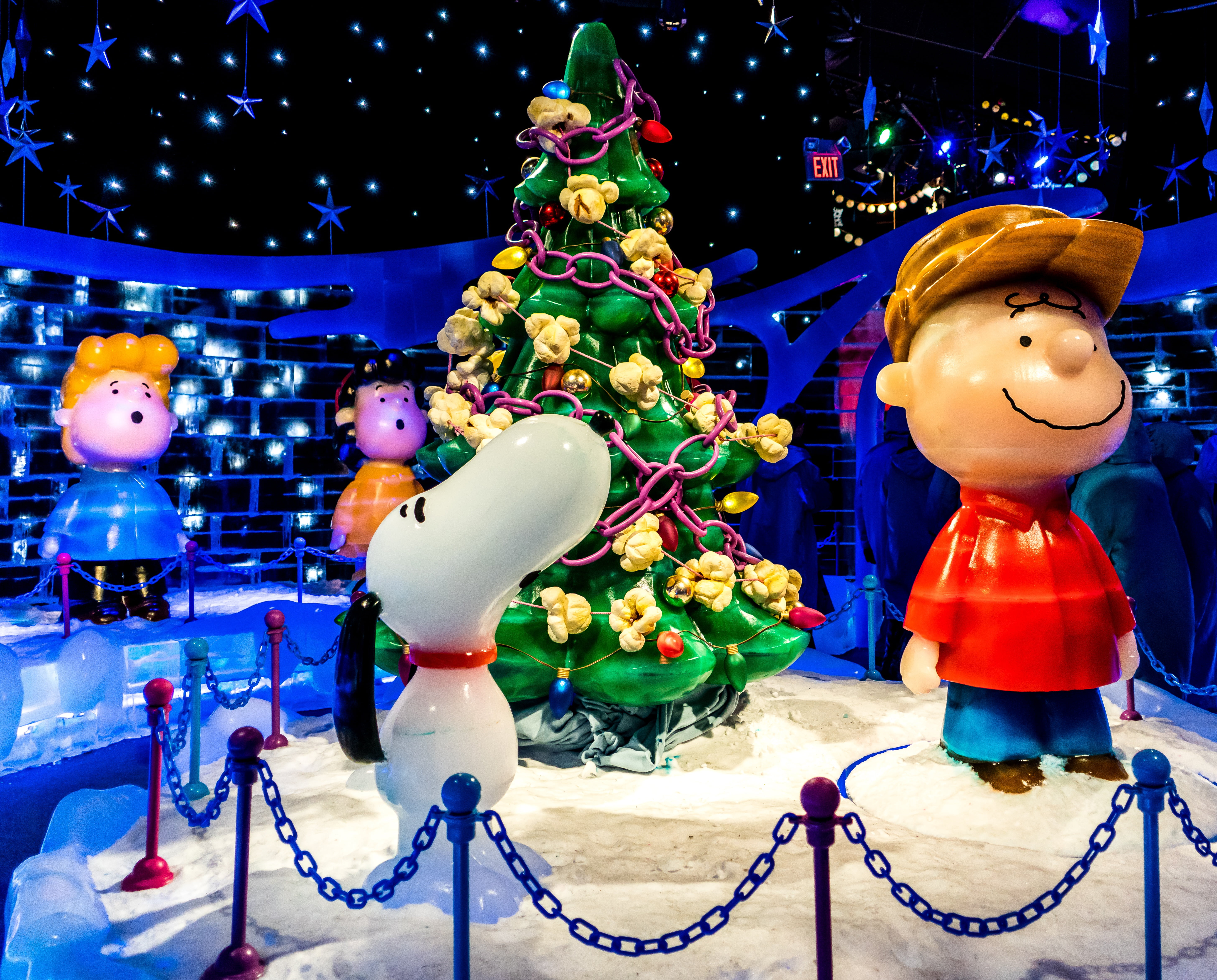 december, happy, christmas, snoopy, peanuts characters christmas, charlie, female likeness, snowman, celebration, gaylord palms, indoors, cartoon, christmas ornament, HD Wallpaper