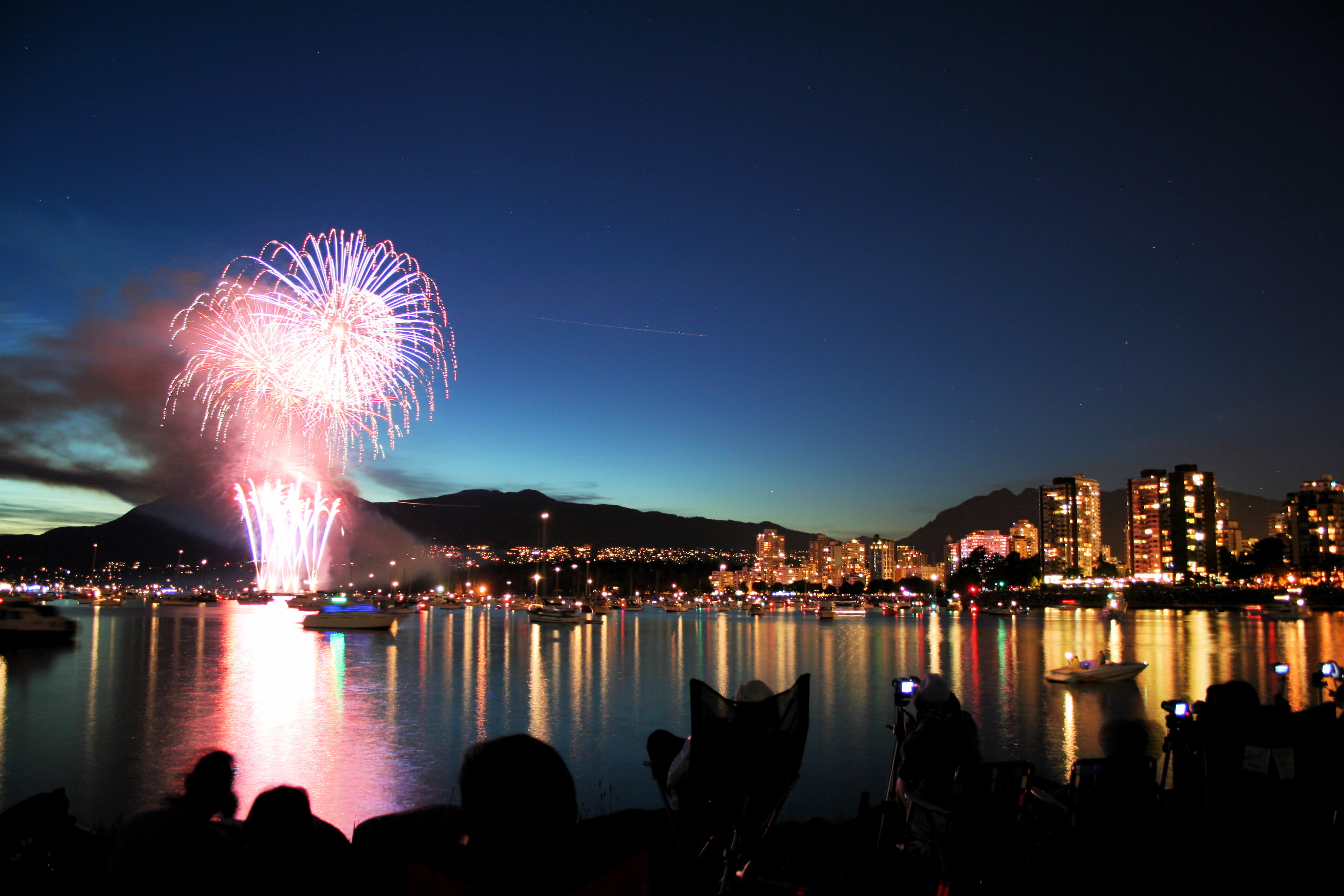 canada, sparkles, celebration of light, night, sparkle, vancouver, sea, exploding, canada, celebration, sky, explosion, HSBC, vanier park, firework - Man Made Object, HD Wallpaper