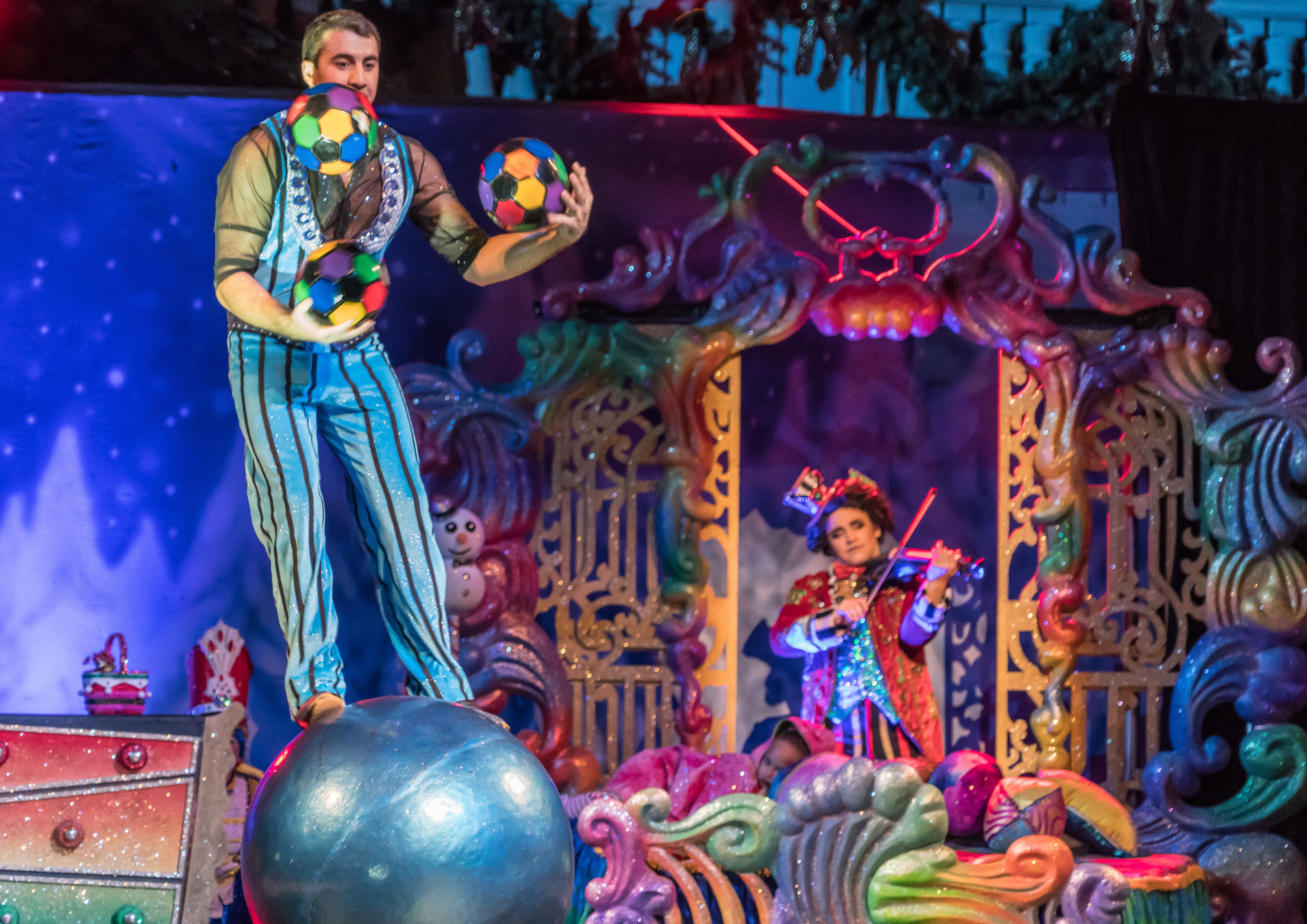 man, theater, theatrical, stage, holding, indoor, male likeness, display, gaylord palms, juggler, event, architecture, entertainment, performance, female likeness, HD Wallpaper