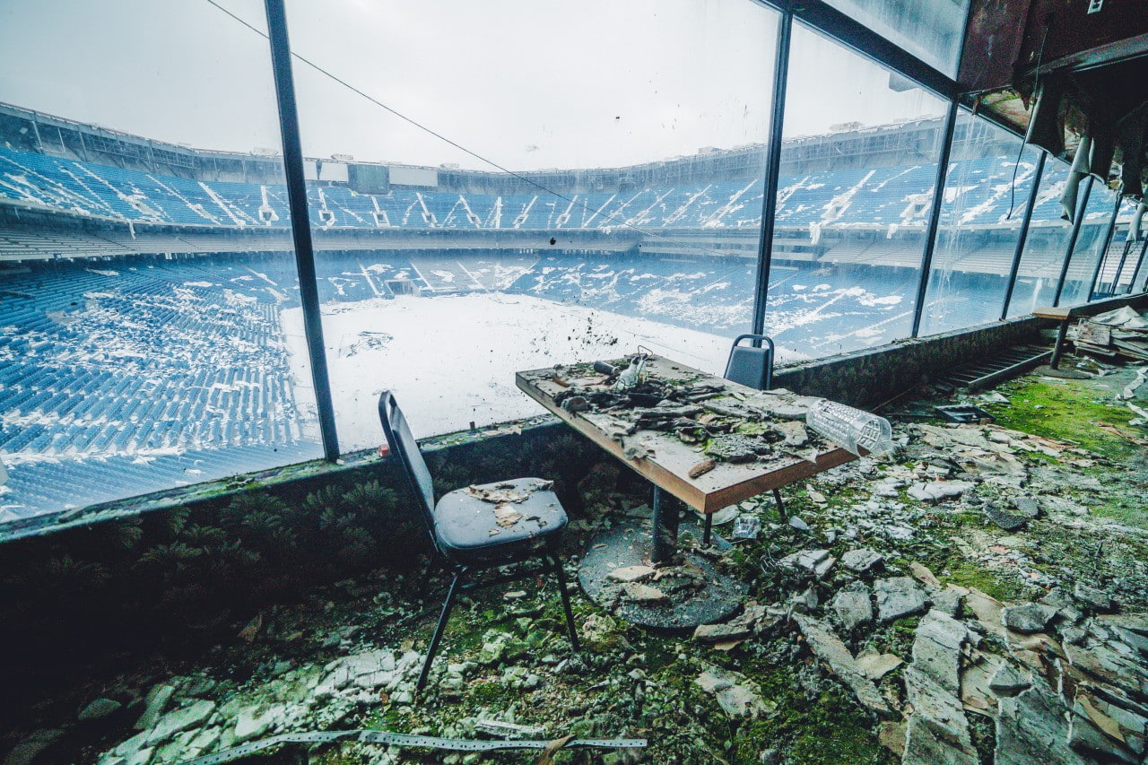 table, ruins, abandoned, dirt, overgrown, stadium, chair, Michigan, room, bricks, interior, debris, USA, architecture, 720P, HD Wallpaper