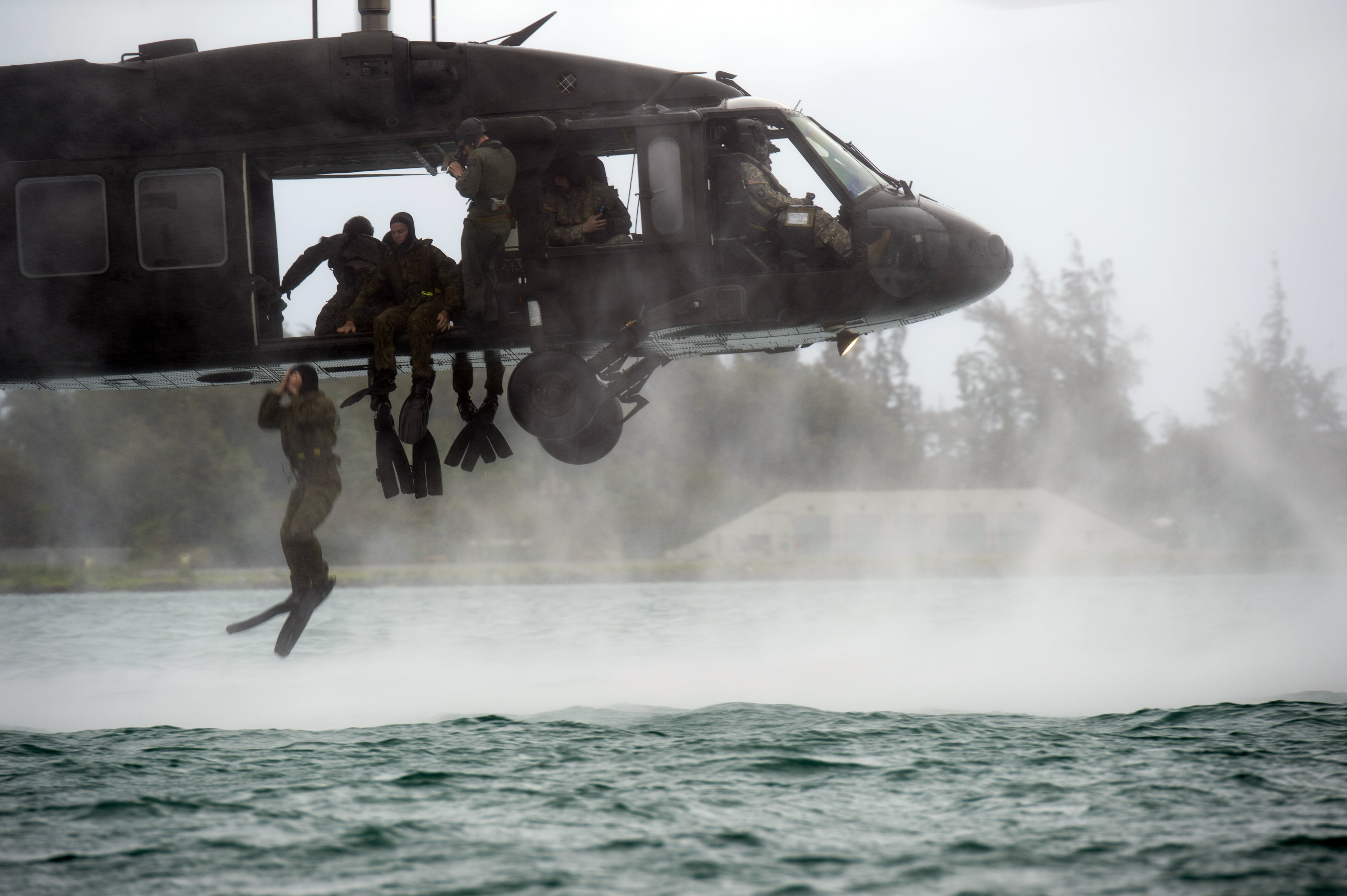 motion, armed Forces, transportation, chopper, adventure, full length, people, jump, helocasting, mid-air, nature, aquatic sport, adult, real people, transport, HD Wallpaper