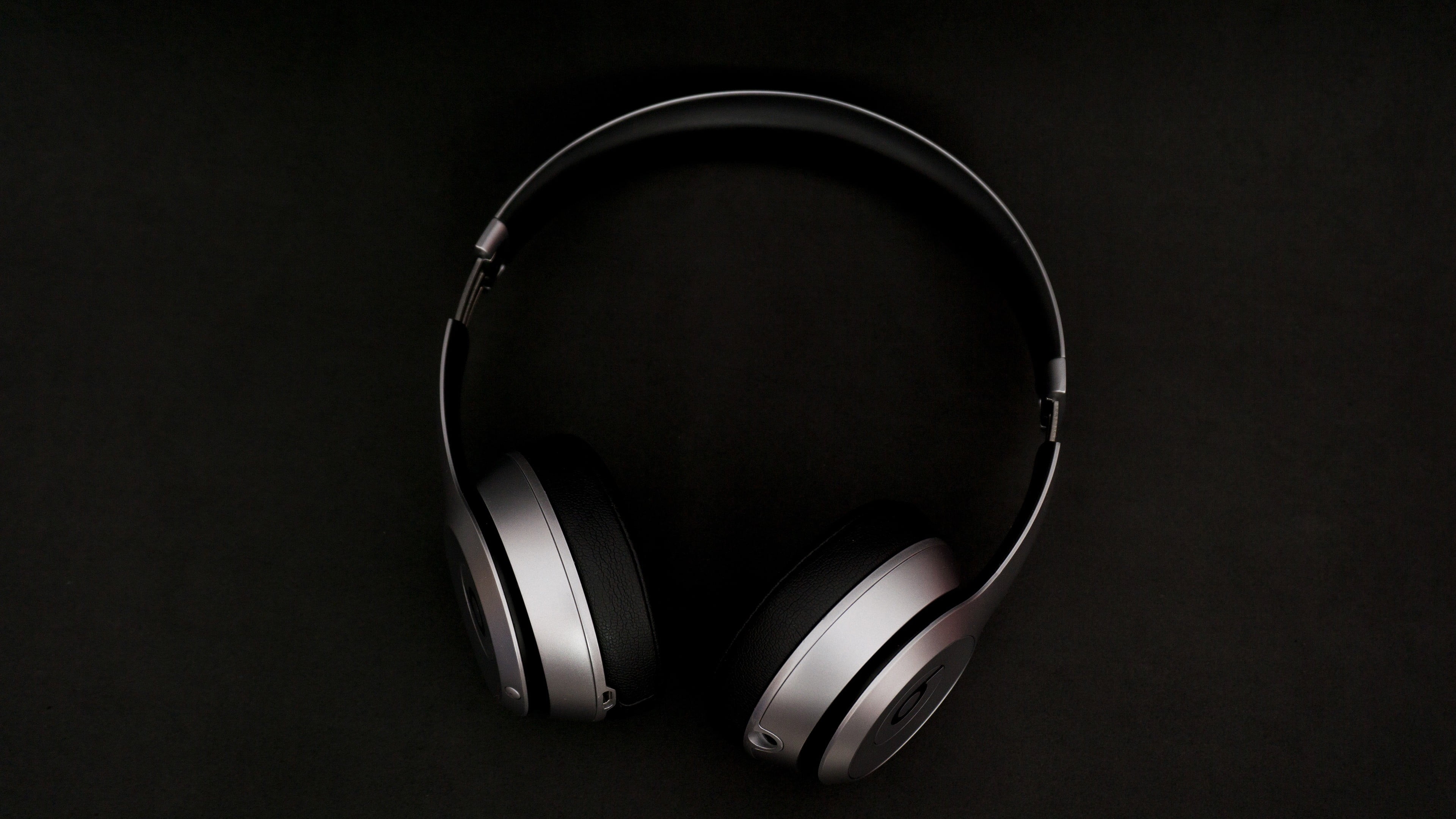 cable, studio shot, music, directly above, electricity, indoors, black color, 4K, still life, black background, geometric shape, black, wireless, listening, HD Wallpaper