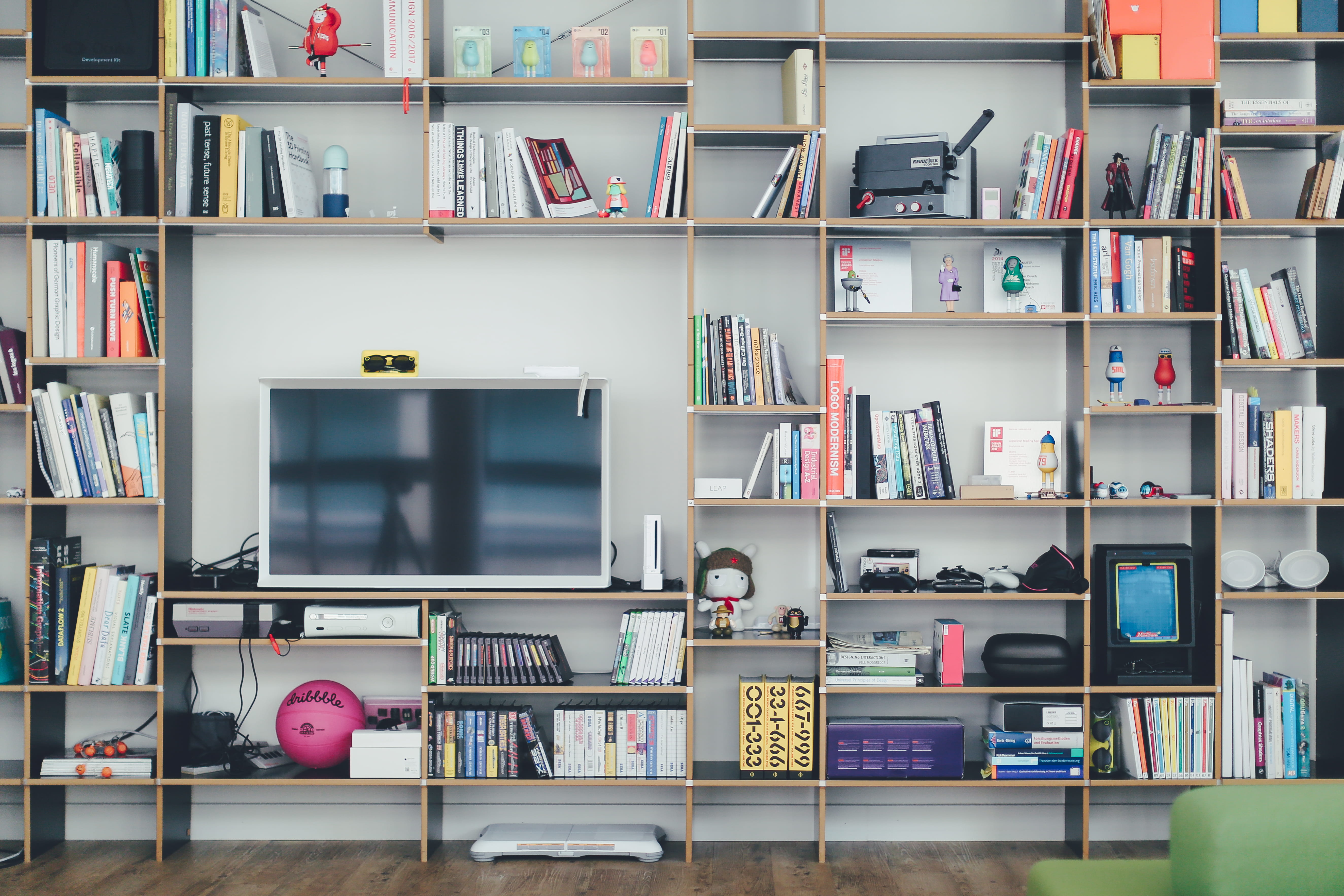 bookshelf, indoors, domestic room, brown, publication, studying, architecture, organization, arrangement, tv, zigzag, wooden, multilayered, table, screen, HD Wallpaper
