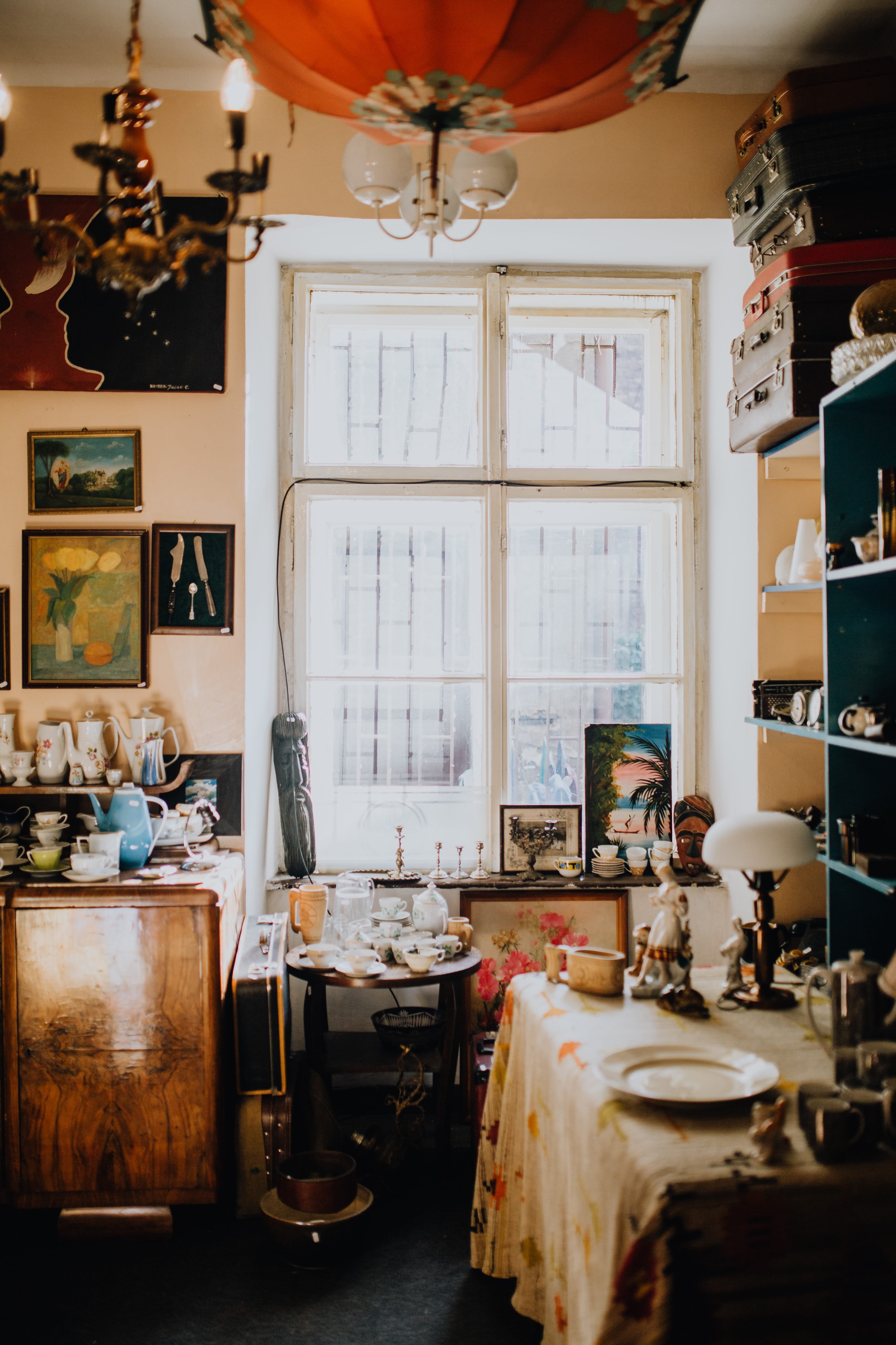 publication, filled, business, flea market, 5K, shop, table, art and craft, messy, choice, antiquity, vintage, indoors, retro, old, book, home interior, Phone HD Wallpaper