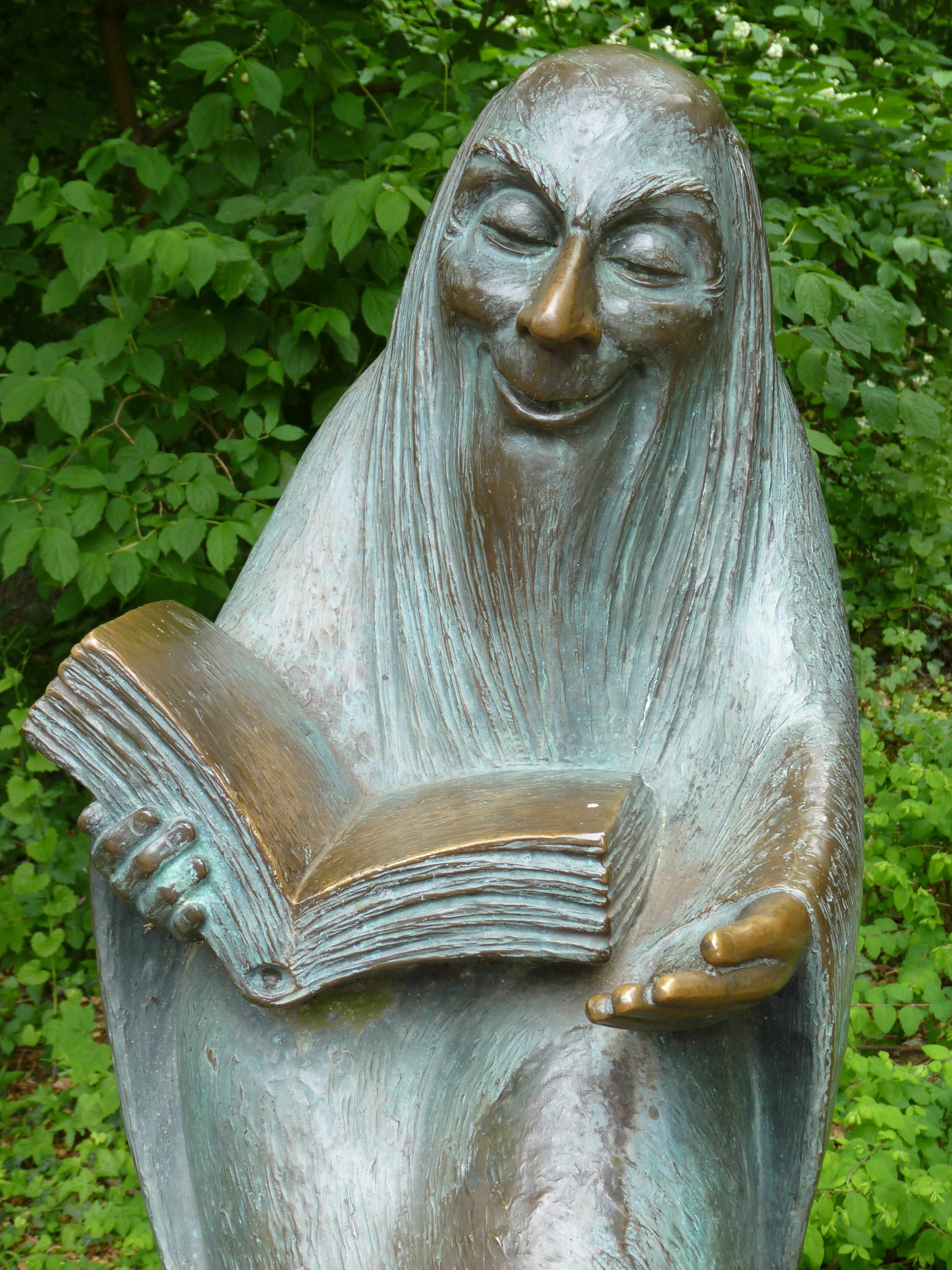 märchengarten ludwigsburg, male likeness, art and craft, reading, day, man, read, book, angel, craft, storytellers, focus on foreground, outdoors, tree, Phone HD Wallpaper