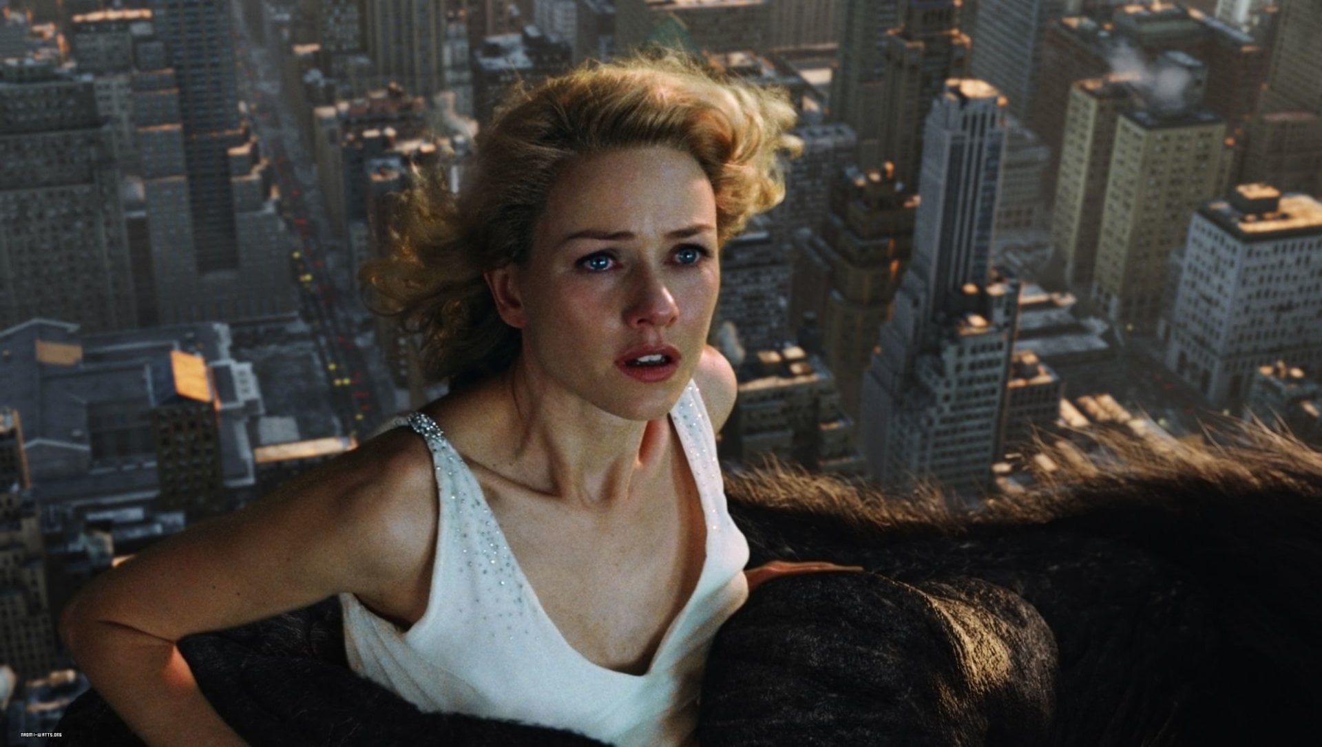front view, King Kong (2005), mouth open, built structure, hairstyle, shock, architecture, Naomi Watts, portrait, casual clothing, leisure activity, office building exterior, HD Wallpaper