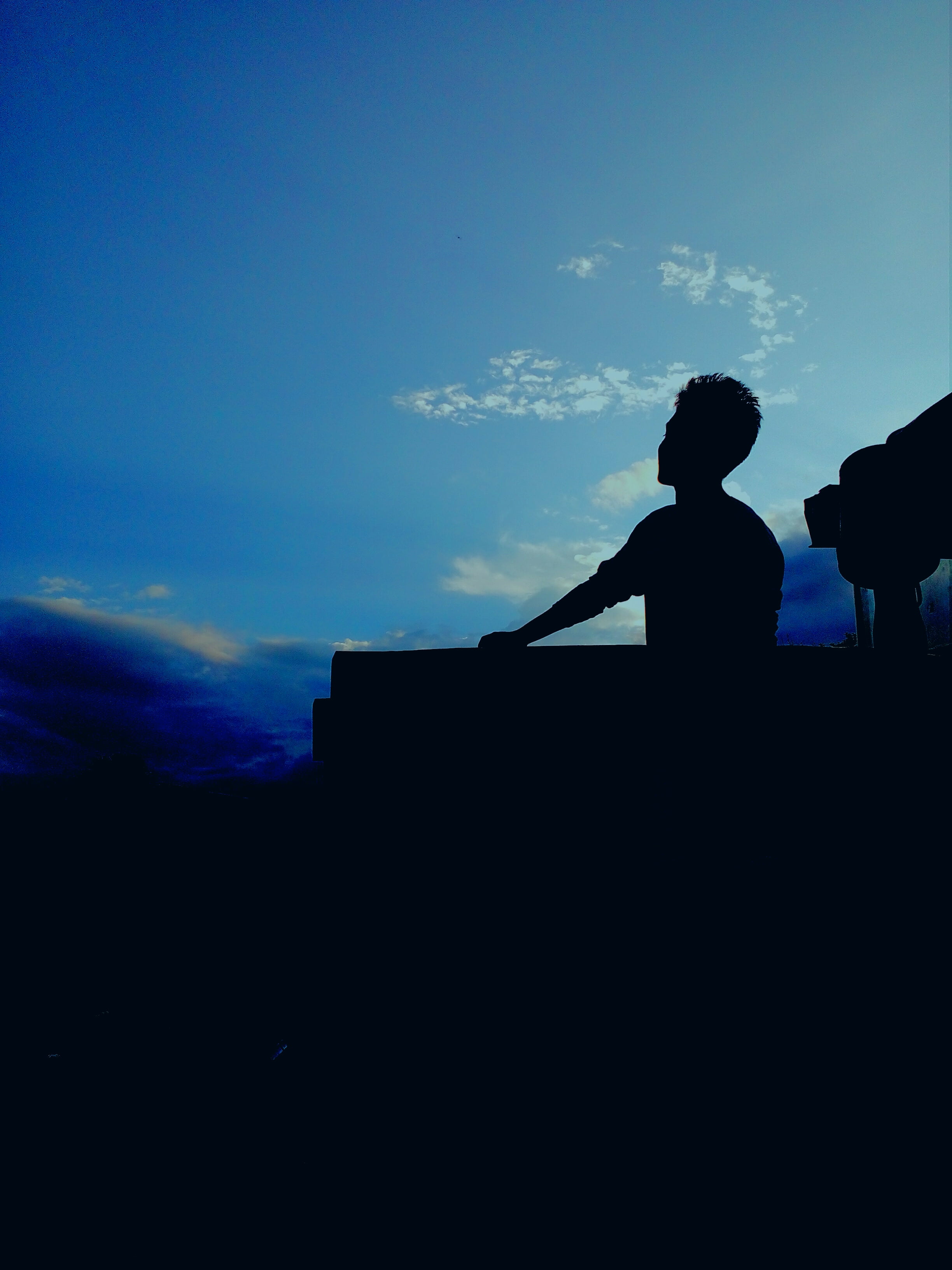 cloud - sky, silhouette, men, copy space, nature, nube, sky, one person, built structure, outdoors, architecture, real people, Solaire, blue, building exterior, Phone HD Wallpaper