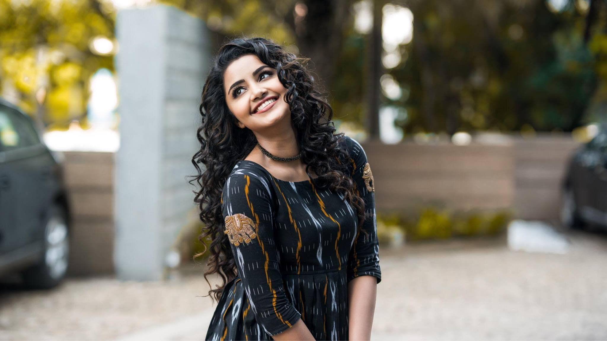 smiling, young adult, hair, standing, black hair, focus on foreground, happiness, anupama, outdoors, long hair, beauty, 1080P, adult, hairstyle, one person, HD Wallpaper