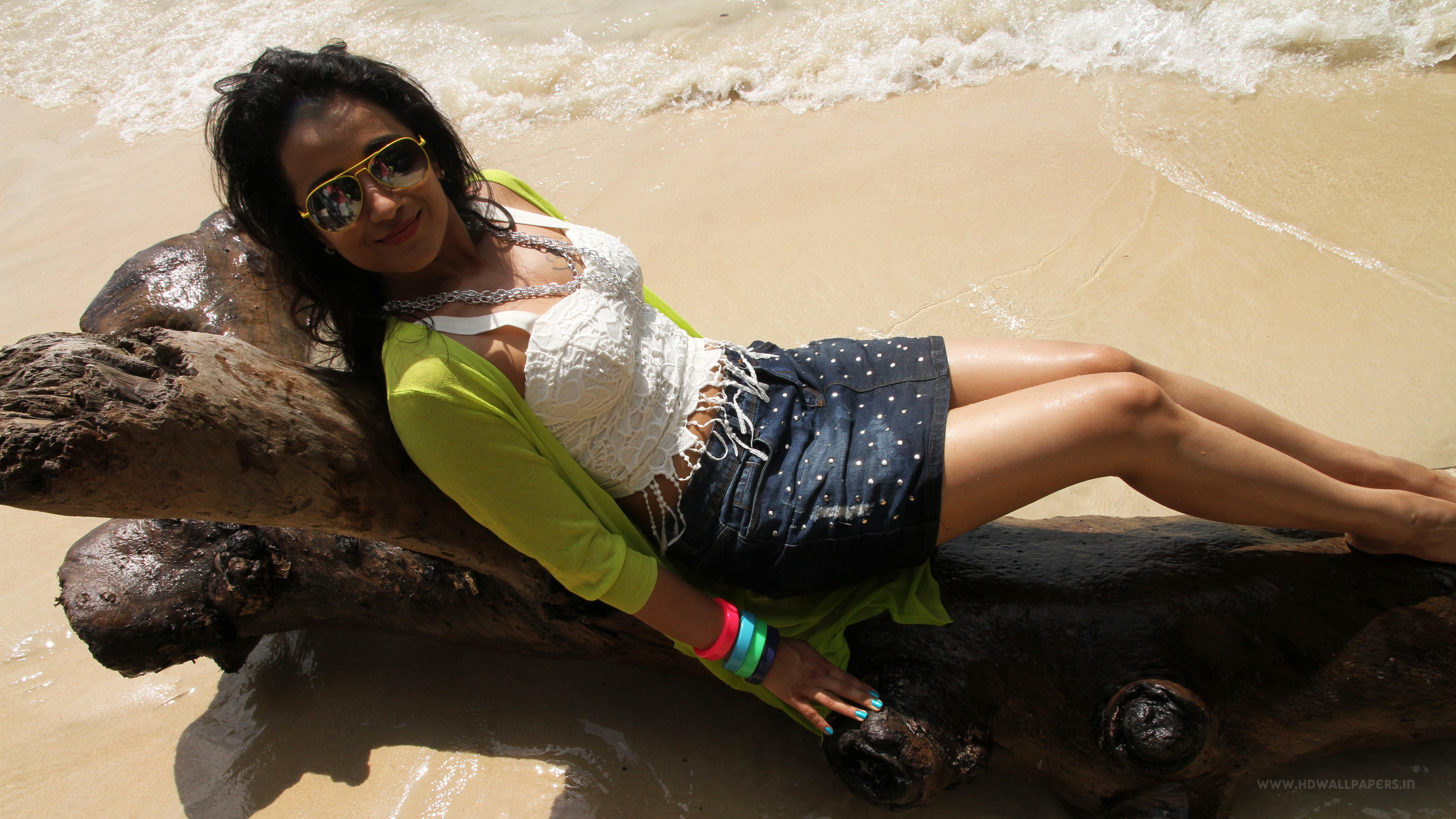 young adult, 4K, Kalavathi, leisure activity, beach, adult, three quarter length, fashion, land, full length, sunglasses, outdoors, front view, women, HD Wallpaper