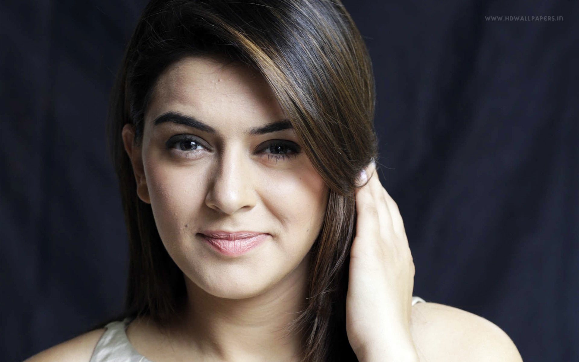 brown hair, teenager, smiling, studio shot, human face, Actresses, front view, one person, 1080P, young women, Hansika Motwani, hairstyle, close-up, headshot, HD Wallpaper