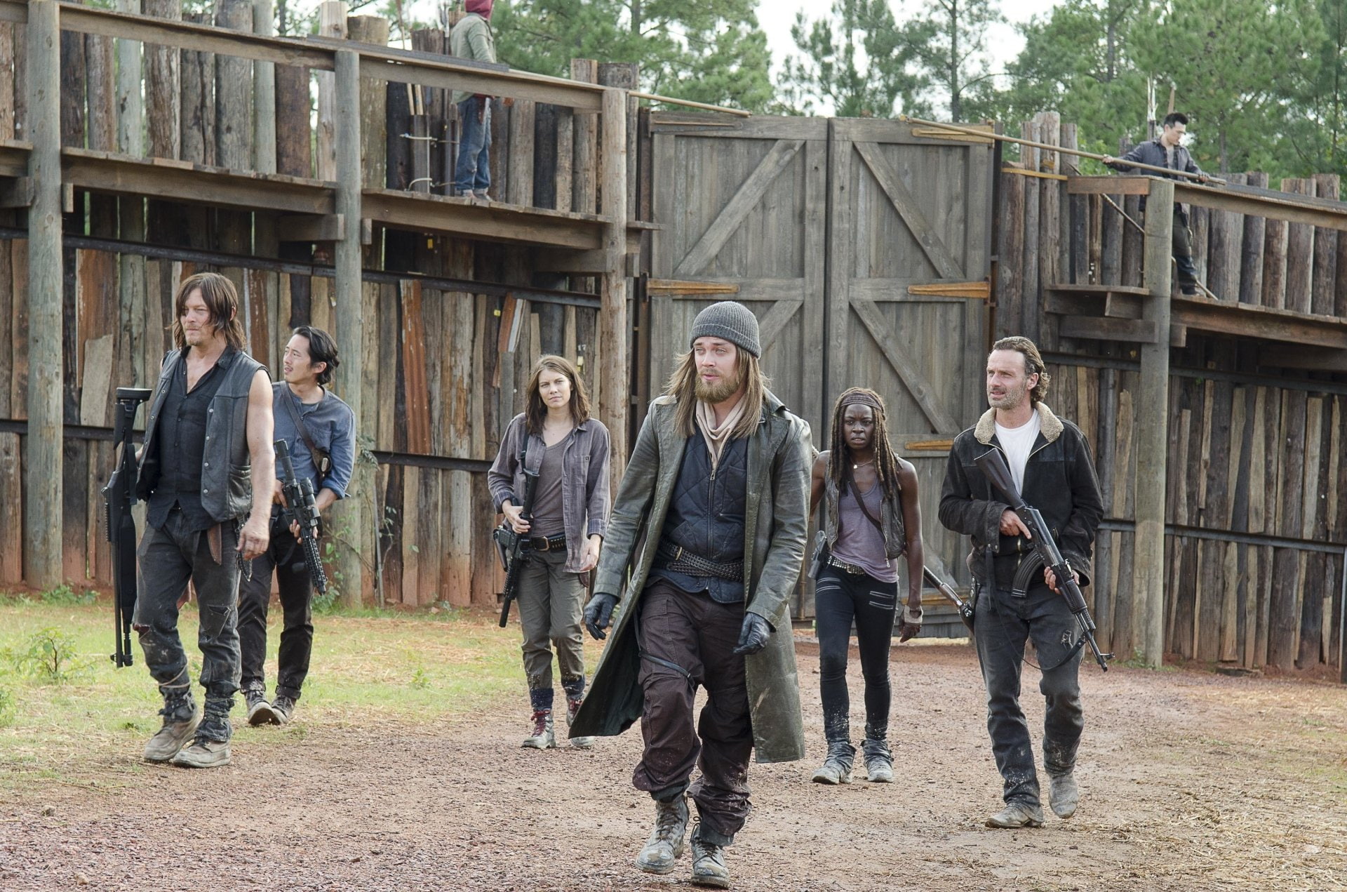 males, built structure, togetherness, day, Tom Payne, females, adult, 1080P, casual clothing, lifestyles, Maggie Greene, Rick Grimes, full length, young women, HD Wallpaper
