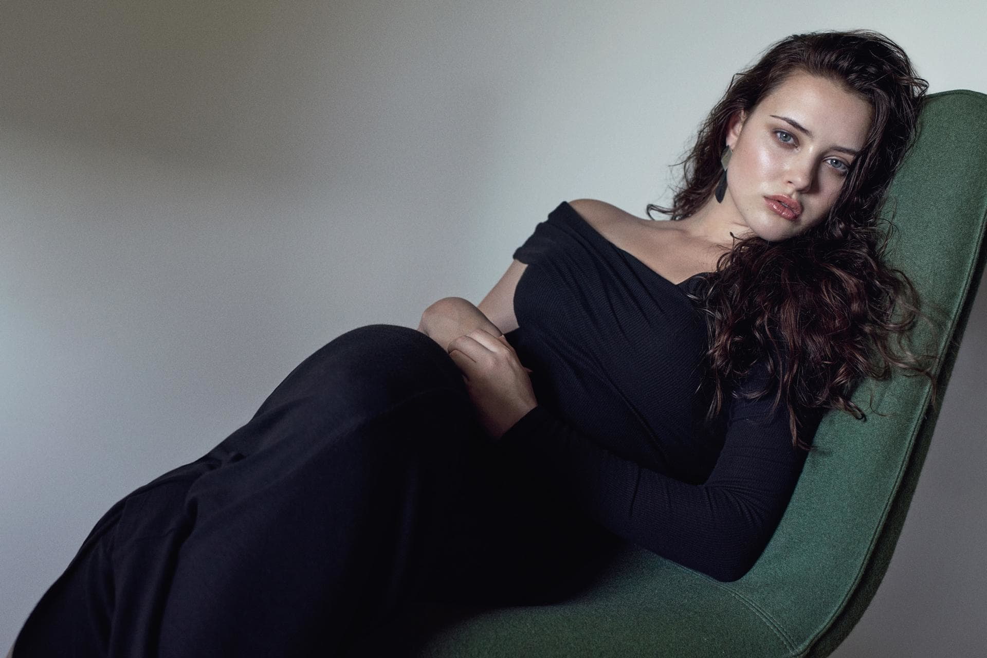 hair, hd, looking at camera, young adult, girls, hairstyle, curly hair, one person, 1080P, katherine langford, adult, clothing, gray background, portrait, HD Wallpaper