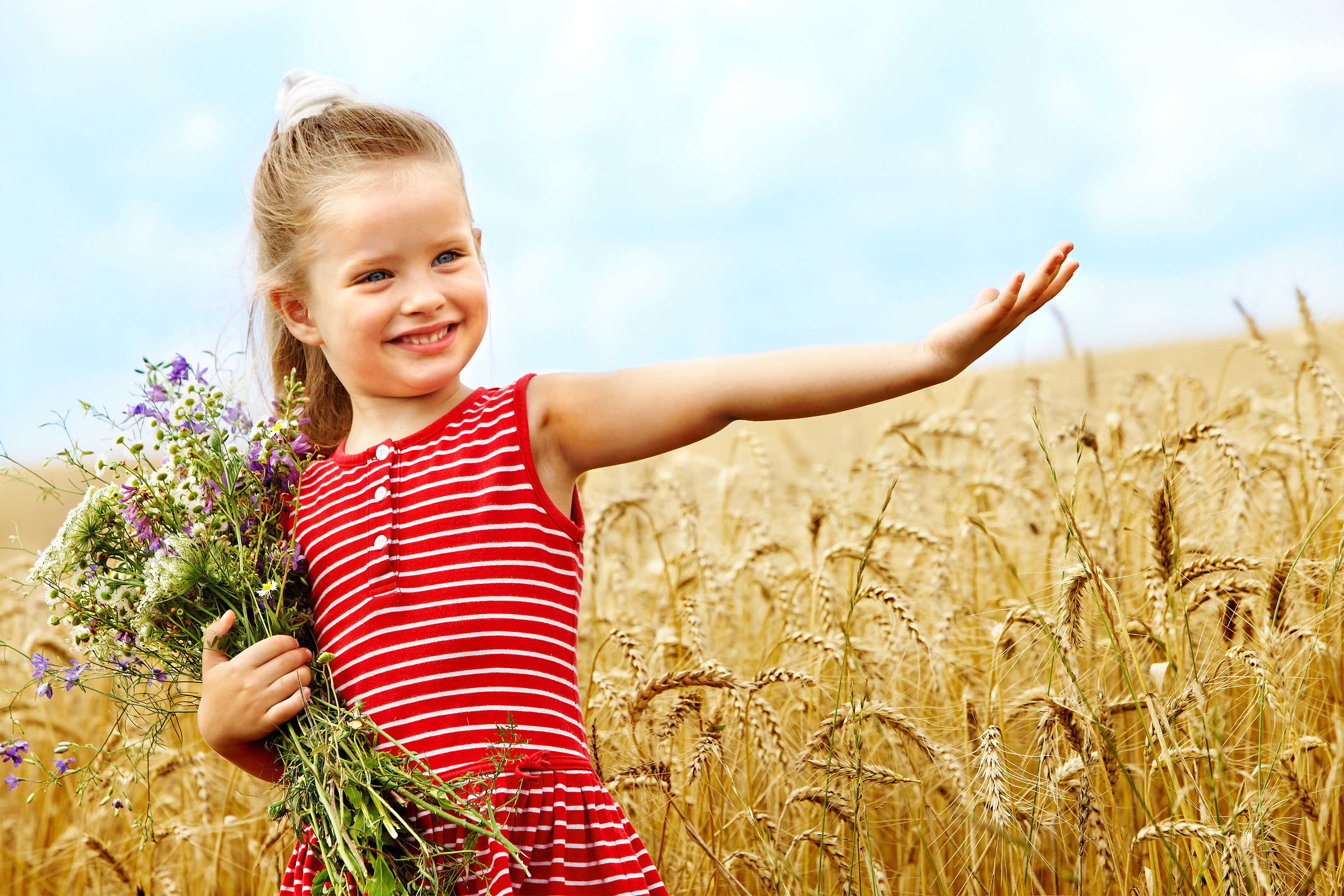 2K, bouquet, cute little girl, children, wheat field, smile, flowers, child, childhood, smiling, happiness, HD Wallpaper
