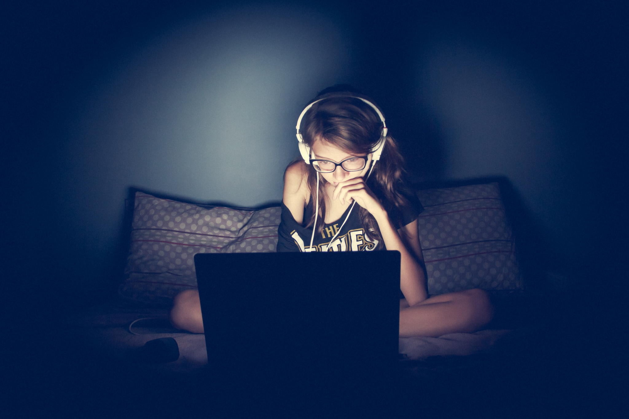 women, emotion, teenager, connection, adult, depression - sadness, glasses, surfing the net, indoors, laptop, sitting, technology, communication, internet, HD Wallpaper
