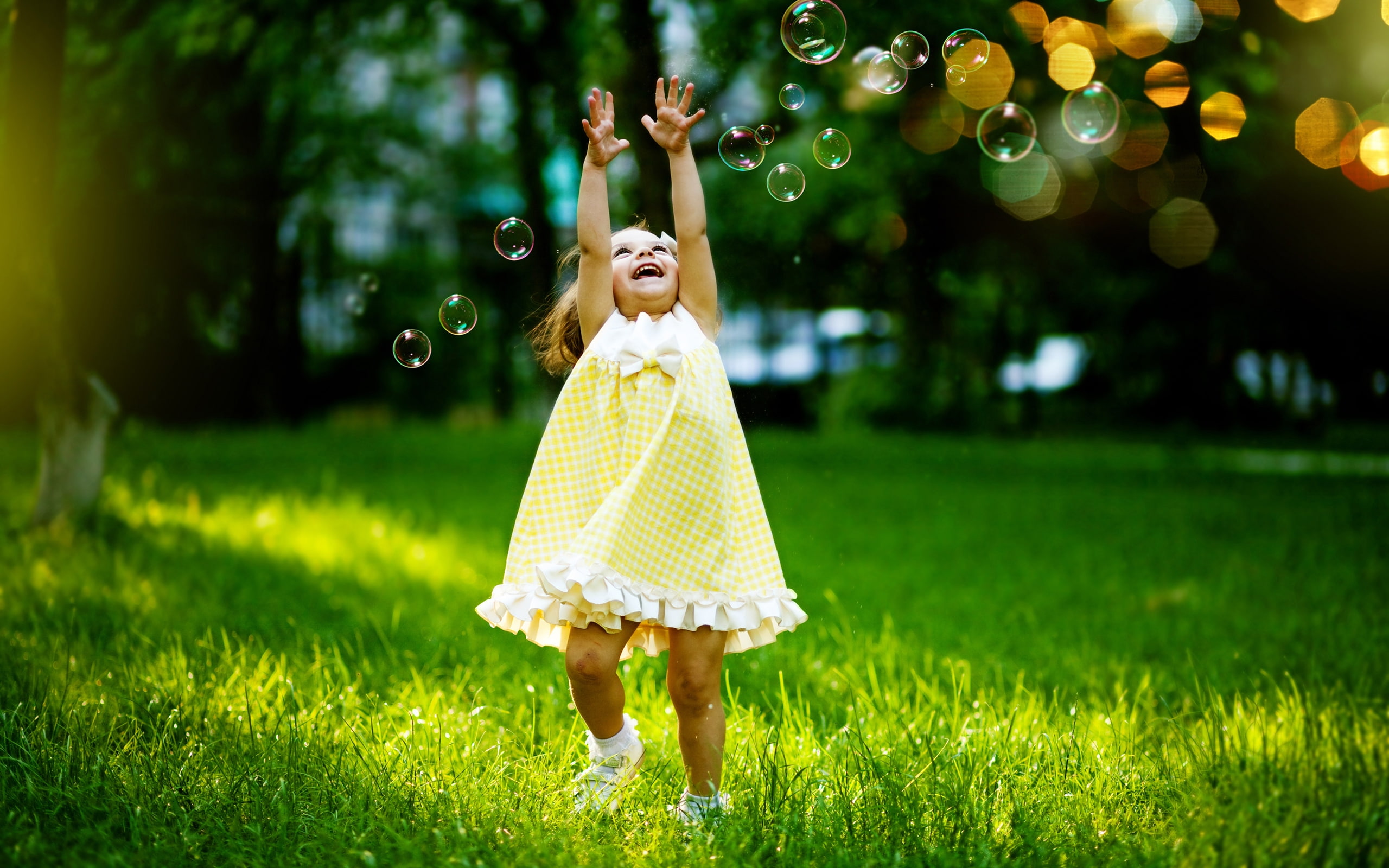 2K, little girl, playing, bubbles, little, girl, HD Wallpaper