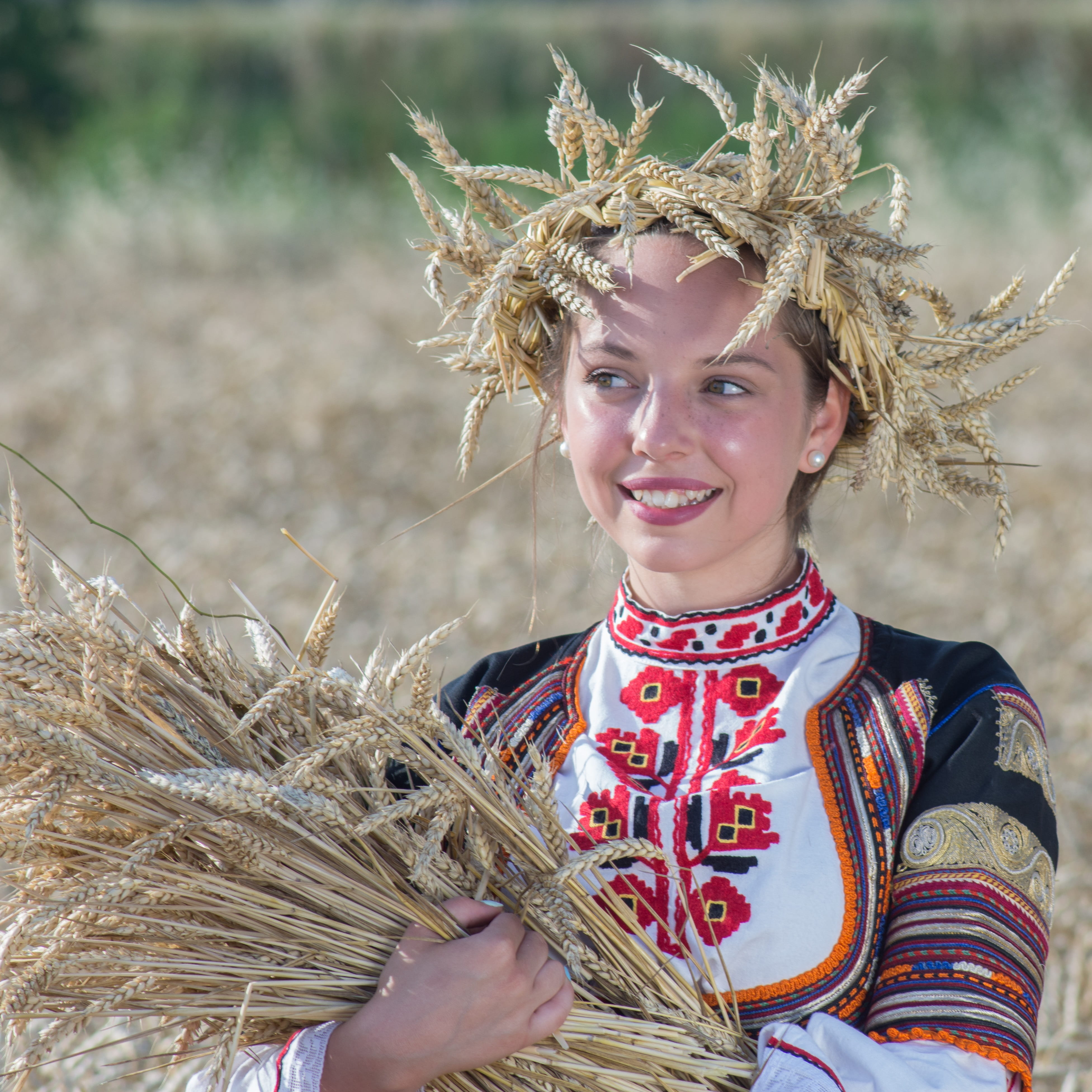 harvesting, one woman only, organic, field, summer, looking, happiness, folklor, season, traditional, beautiful woman, only women, bulgarian traditions, Phone HD Wallpaper