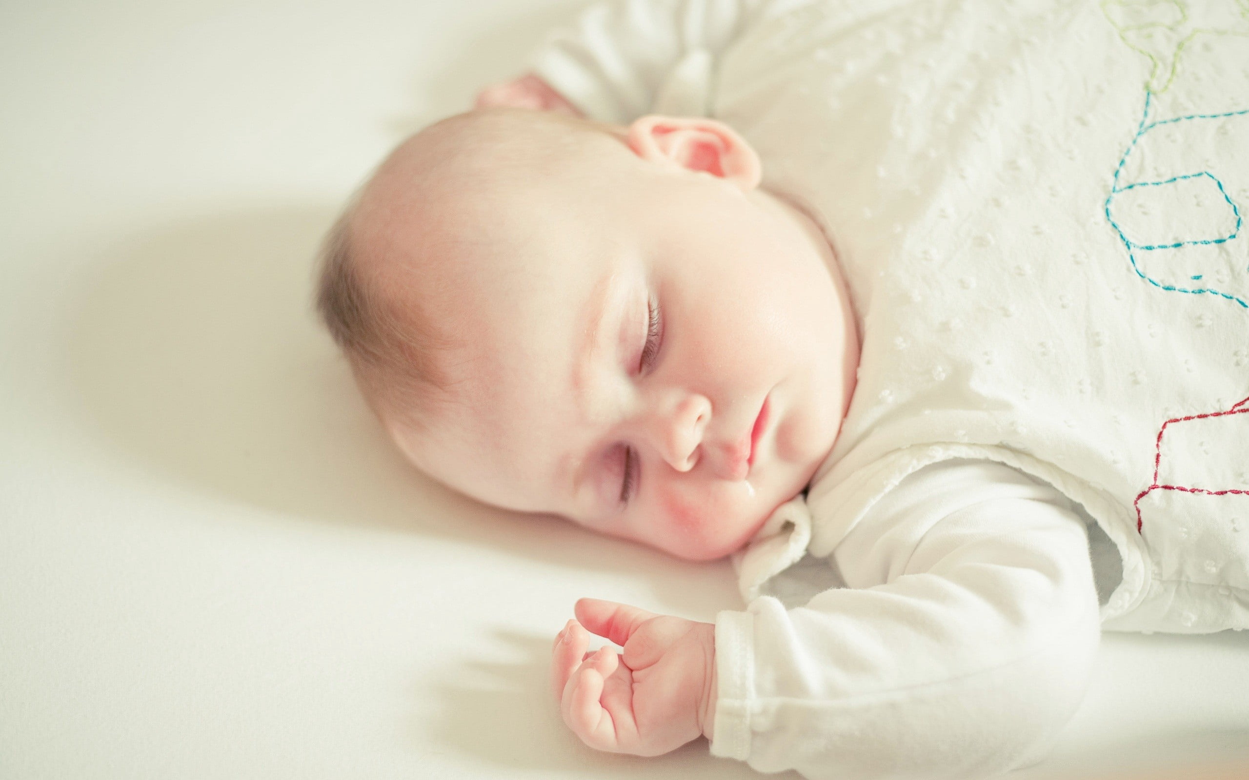 baby Girls, portrait, child, close-up, lifestyles, relaxation, lying Down, 2K, cheerful, cute, beginnings, boys, headshot, bed, onesie, young, sleeping, HD Wallpaper