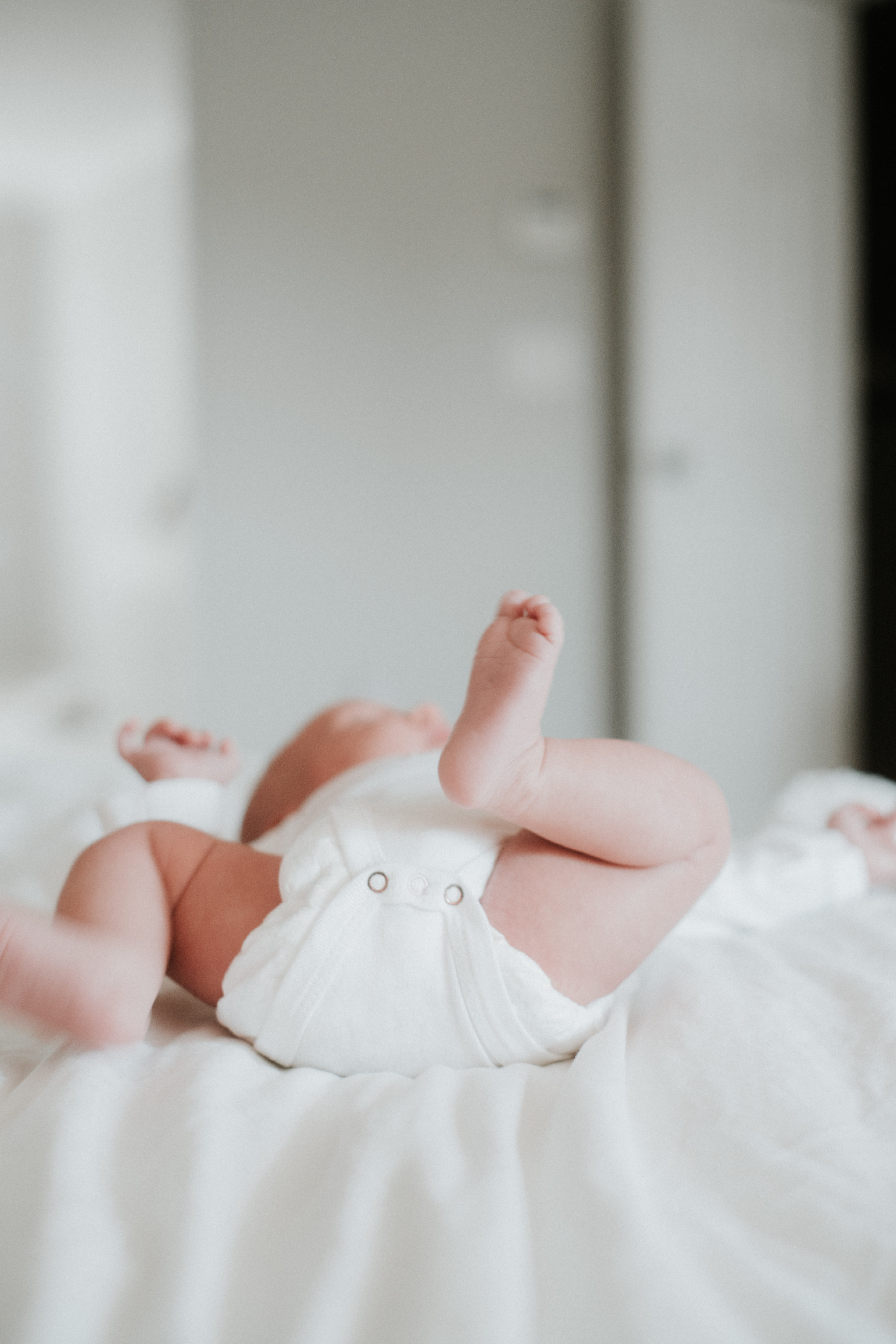 onesie, hand, sleeve, back, bedroom, diaper, finger, apparel, low section, young, one person, child, barefoot, person, human, newborn, furniture, innocence, Phone HD Wallpaper