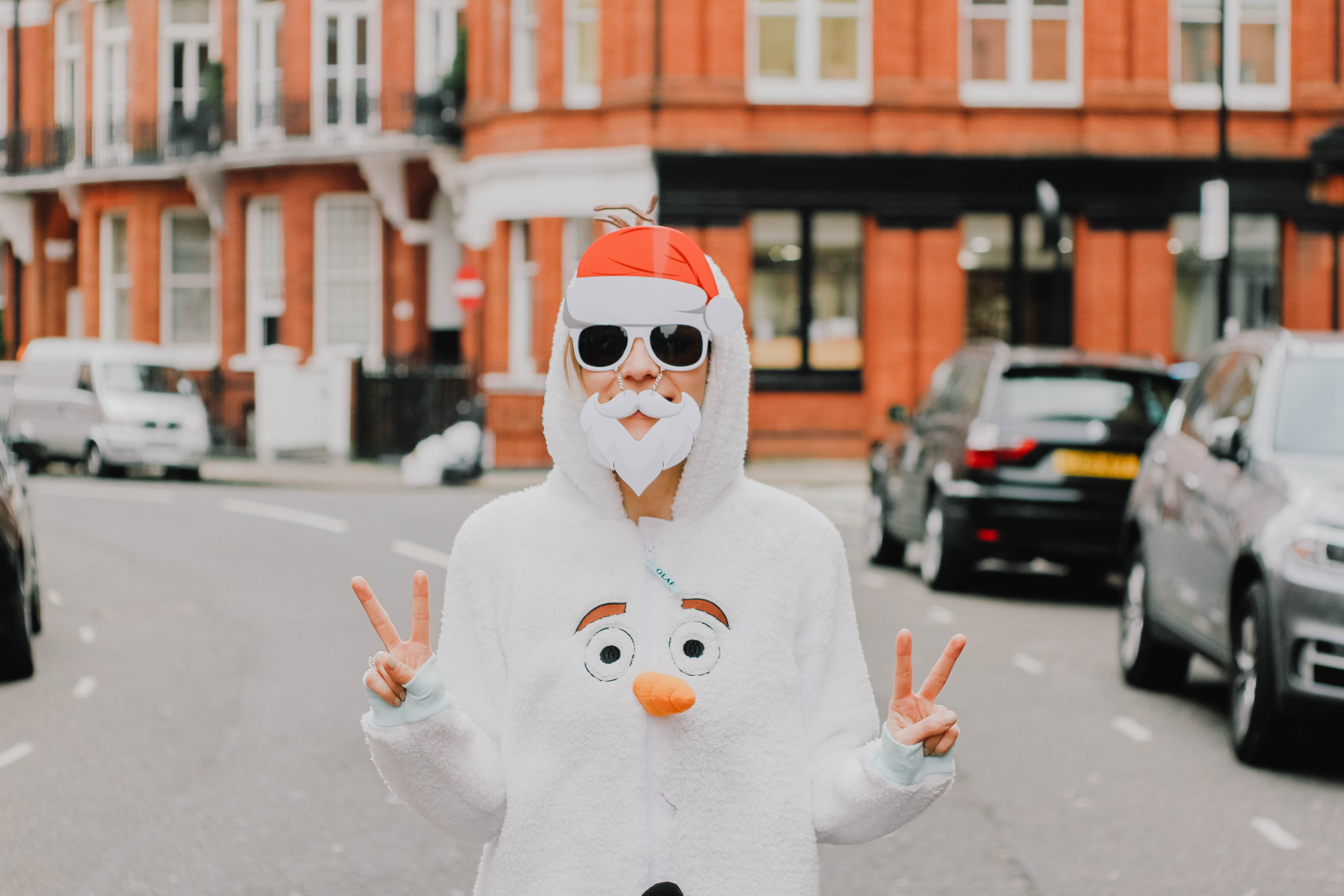 beard, snowman, built structure, city, suit, architecture, hat, jumper, day, olaf, street, white, car, christma, 4K, gesturing, christmas vibe, portrait, HD Wallpaper