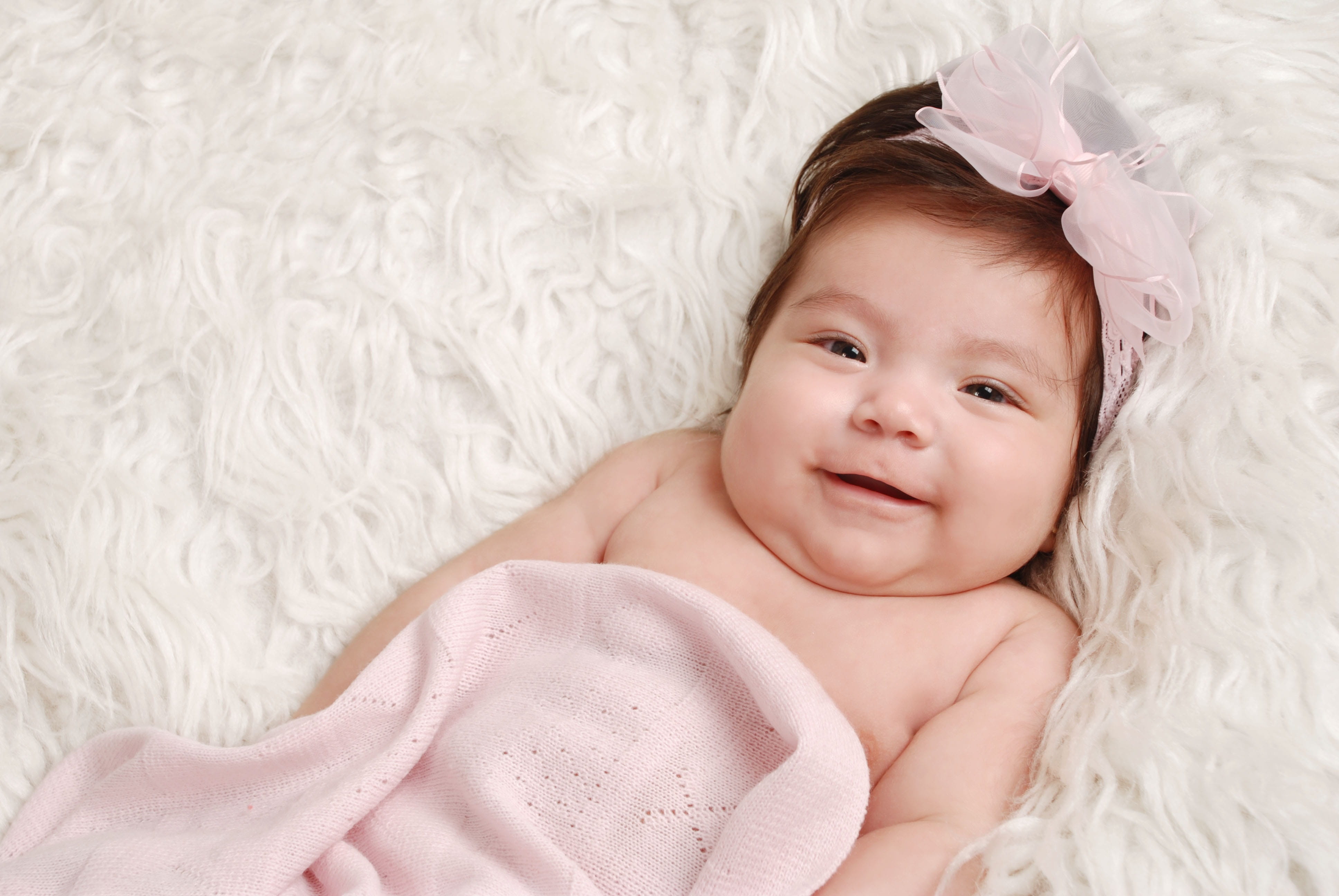relaxation, sleeping, lying, toddler, lying Down, young, angel, people, contemplation, looking at camera, blanket, bebe, real people, happy, smiling, cheerful, HD Wallpaper