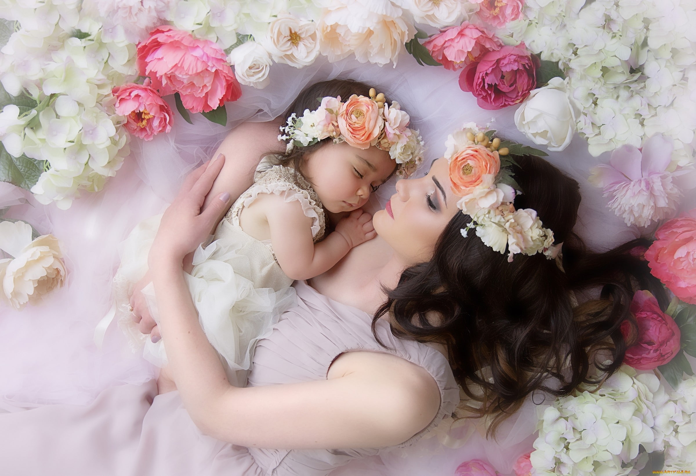women, baby, brunette, Mother, 1080P, hugging, wreaths, HD Wallpaper