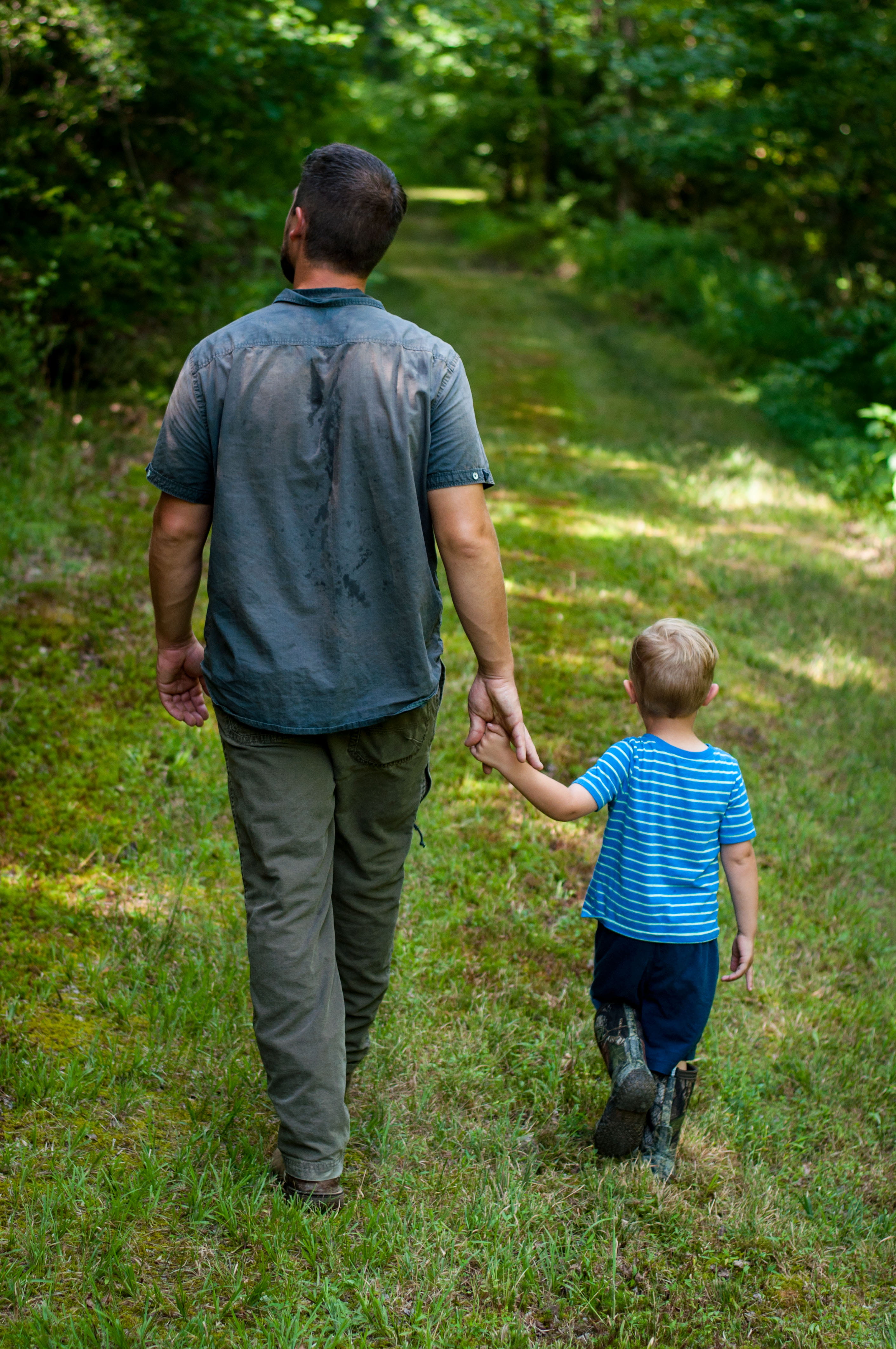grass, father and son, walk, leisure activity, son, kindness, childhood, family, bonding, plant, togetherness, two people, lifestyles, walking, full length, Phone HD Wallpaper