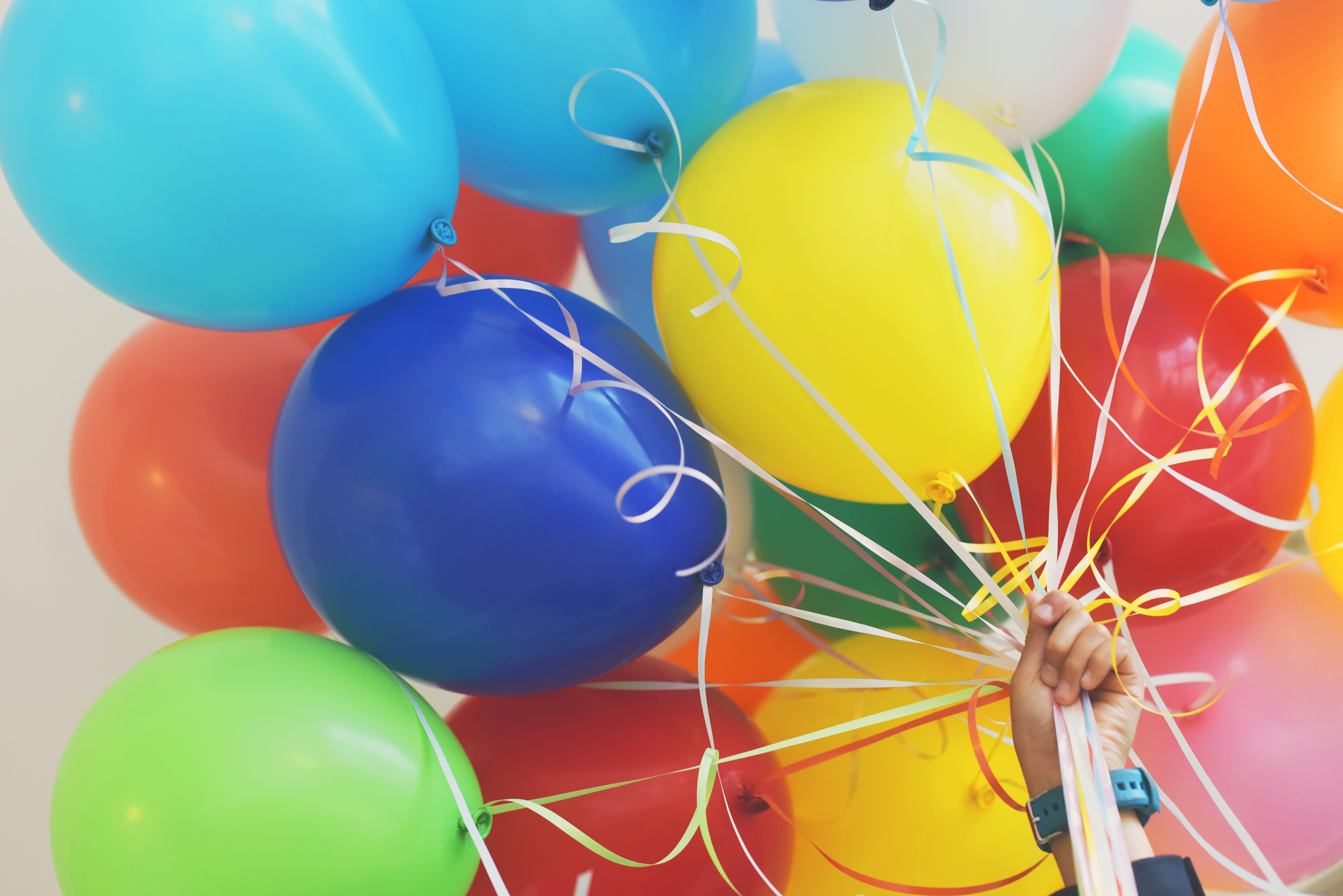 5K, caucasian, child, watch, choice, balloon, group of objects, blue, people, party - social event, childhood, bunch, birthday, large group of objects, HD Wallpaper