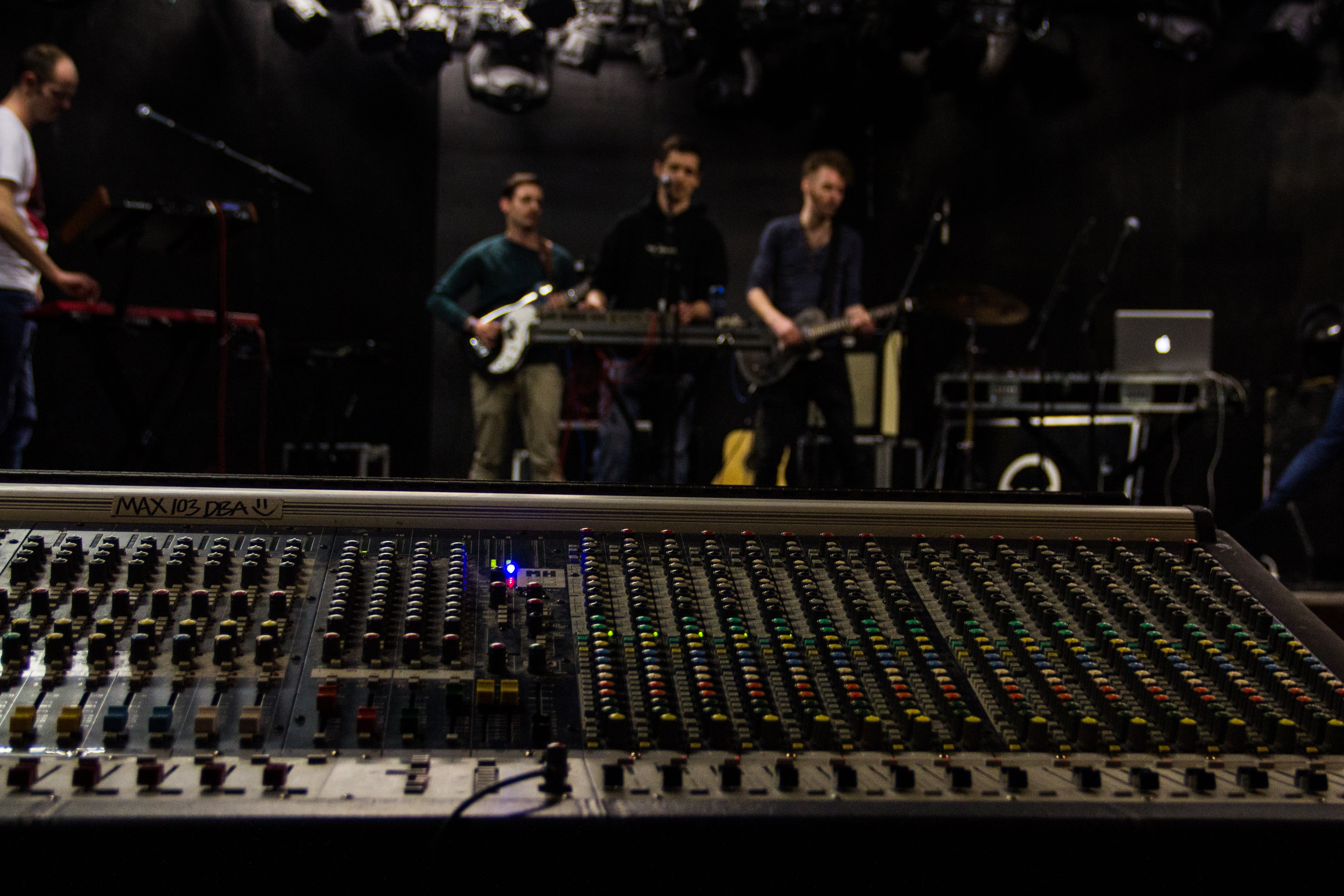 4K, artist, guitar, audio tracks, stage, musician, coworker, band, group of people, three, music, performance, sound mixer, sound recording equipment, HD Wallpaper