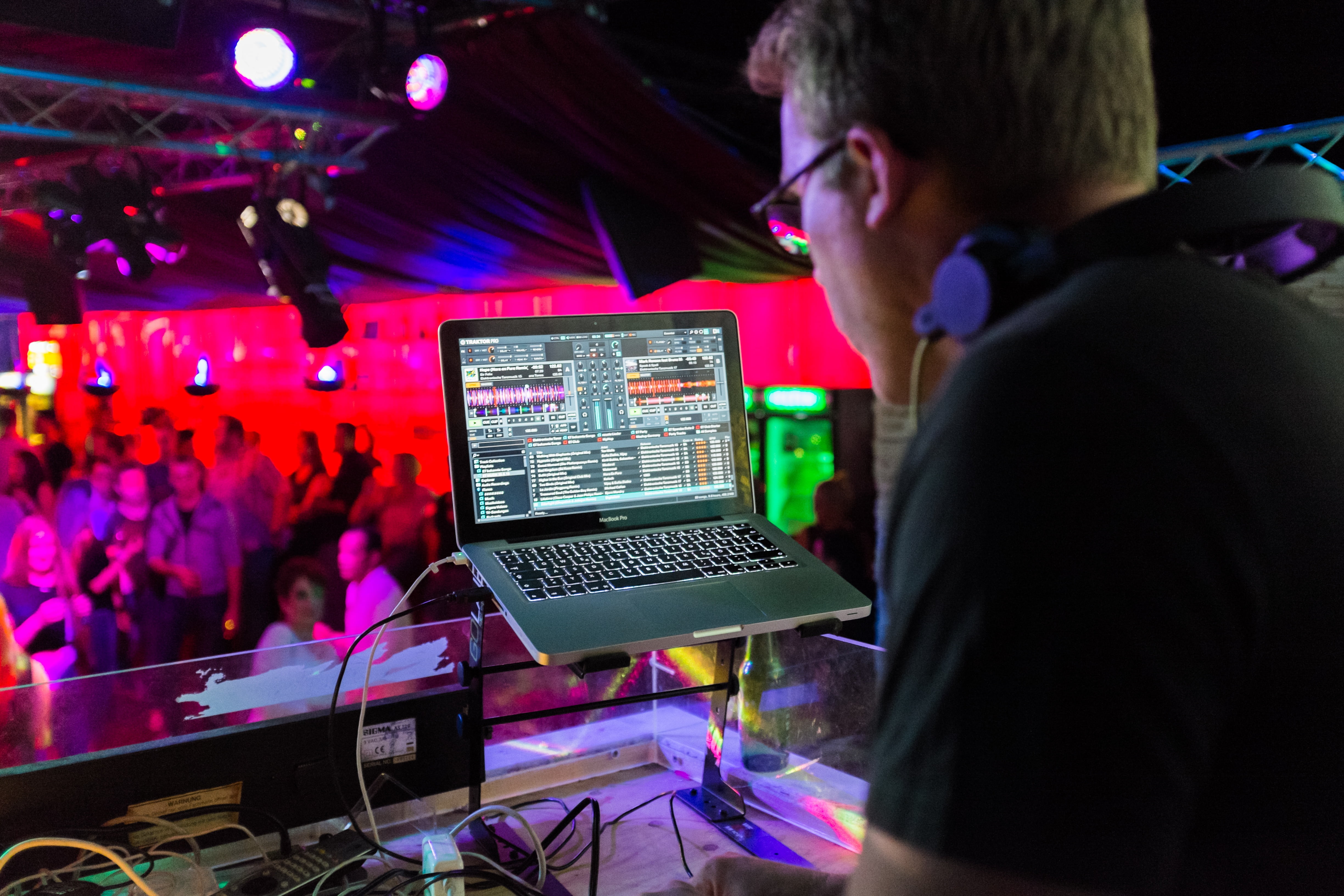multimedia, 4K, one man only, men, playing, music, nightlife, crowd, using laptop, performance, plug, nightclub, enjoyment, group of people, stage, headphones, HD Wallpaper