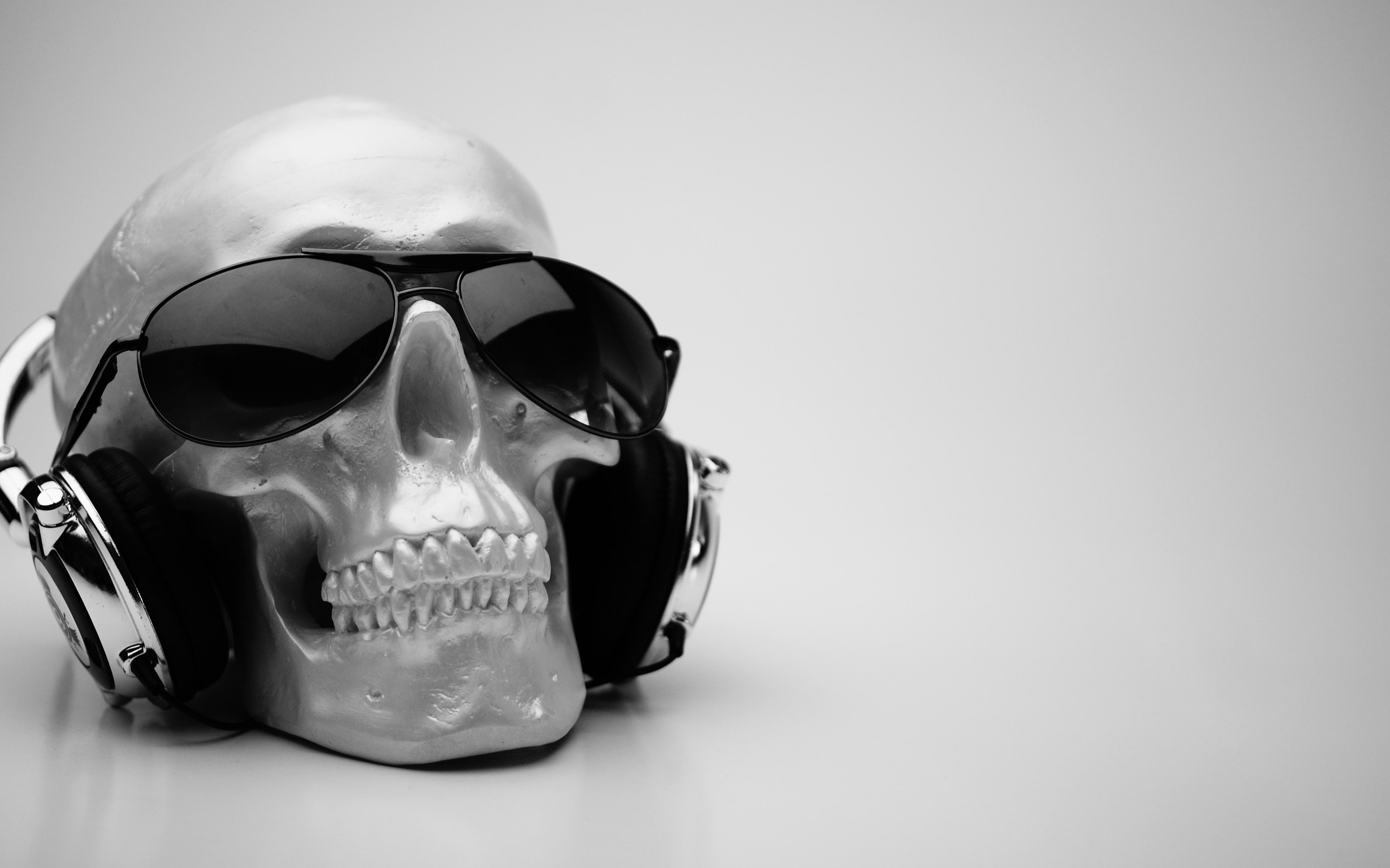 skull, human bone, communication, sunglasses, eyewear, protection, fear, copy space, human body part, still life, studio shot, indoors, close-up, security, HD Wallpaper