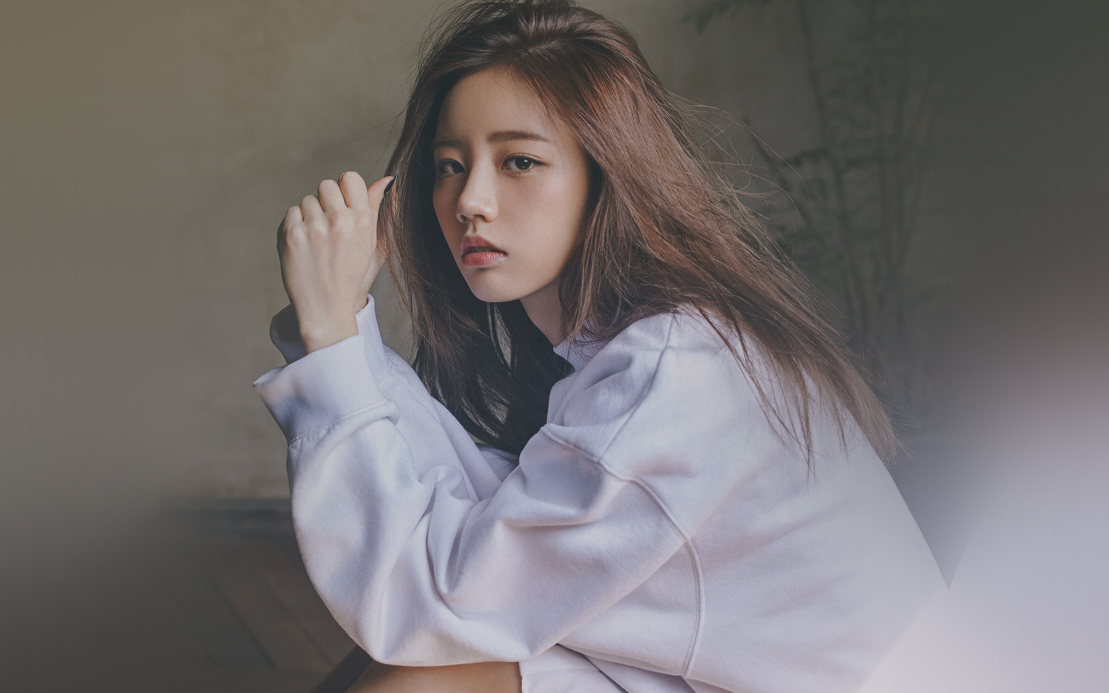 hyeri, front view, waist up, portrait, 4K, looking at camera, beauty, contemplation, beautiful woman, brown hair, women, cute, girl, one person, long hair, HD Wallpaper