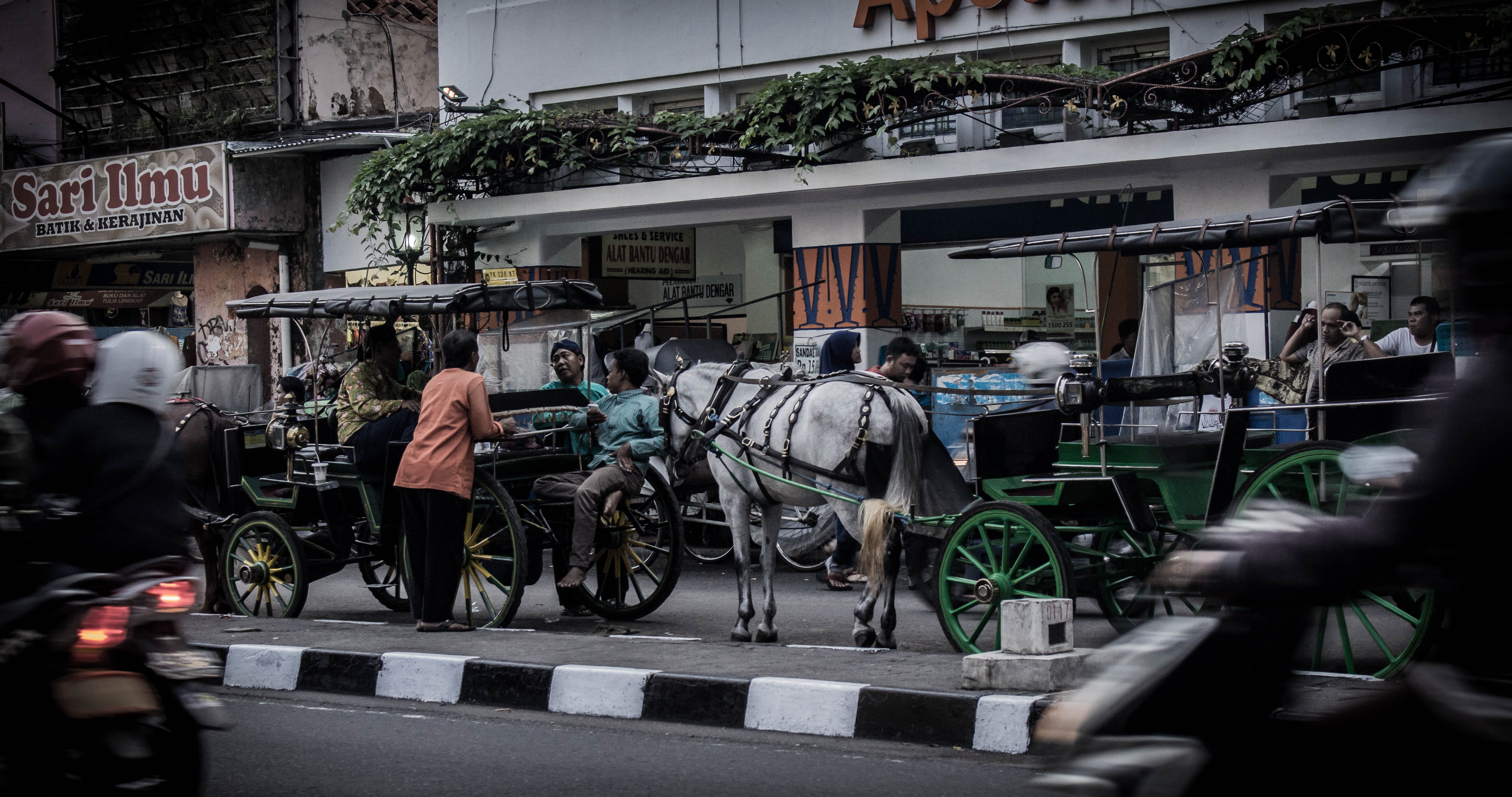 lifestyles, building exterior, pottery, women, daytime, architecture, mammal, street, crowd, vehicle, animal, malioboro mall, human, built structure, vase, HD Wallpaper