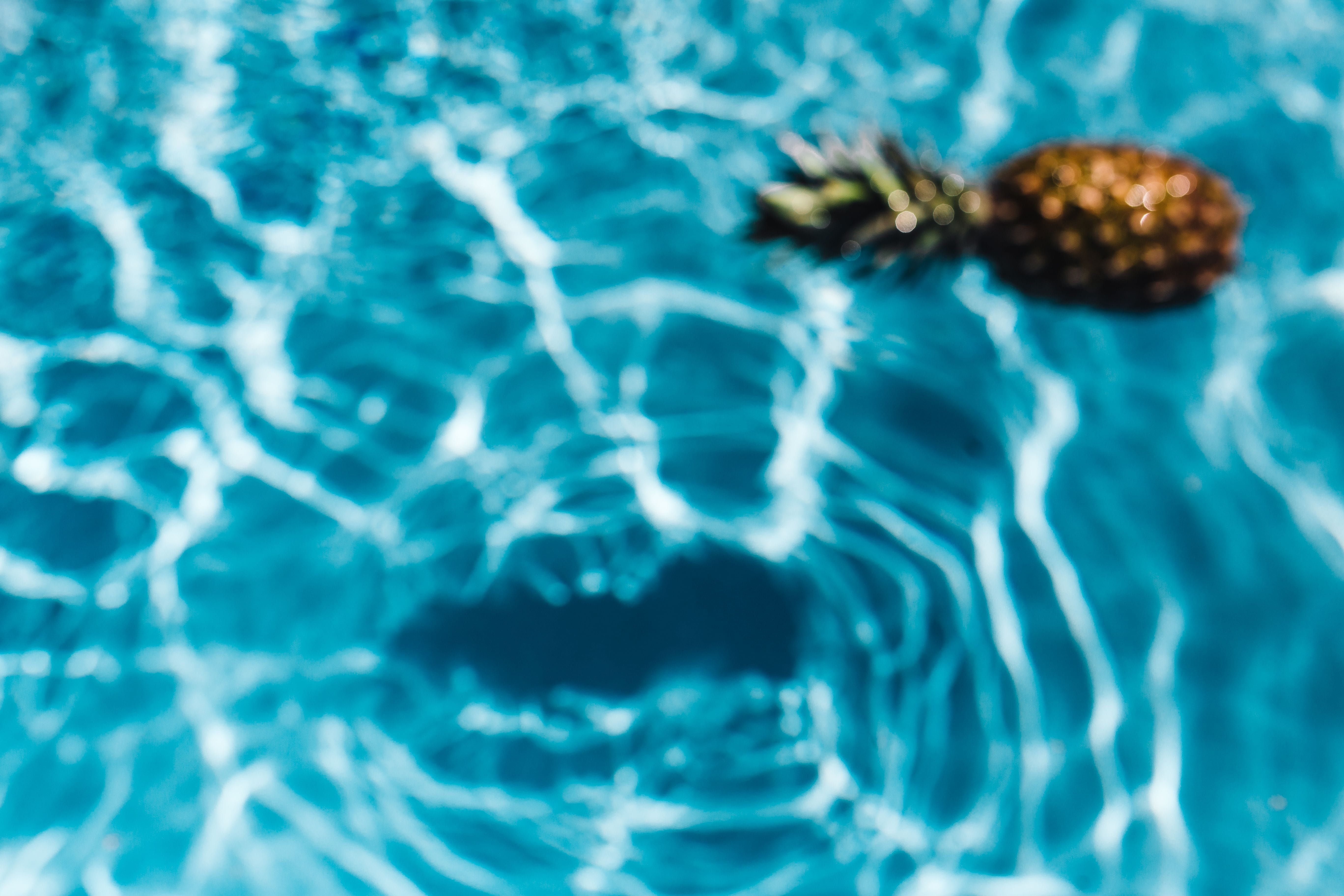 5K, sea, copyspace, beauty in nature, summer, tropical fruit, outdoor, tropical, purity, food, marine, sunlight, pool, no people, high angle view, above, HD Wallpaper