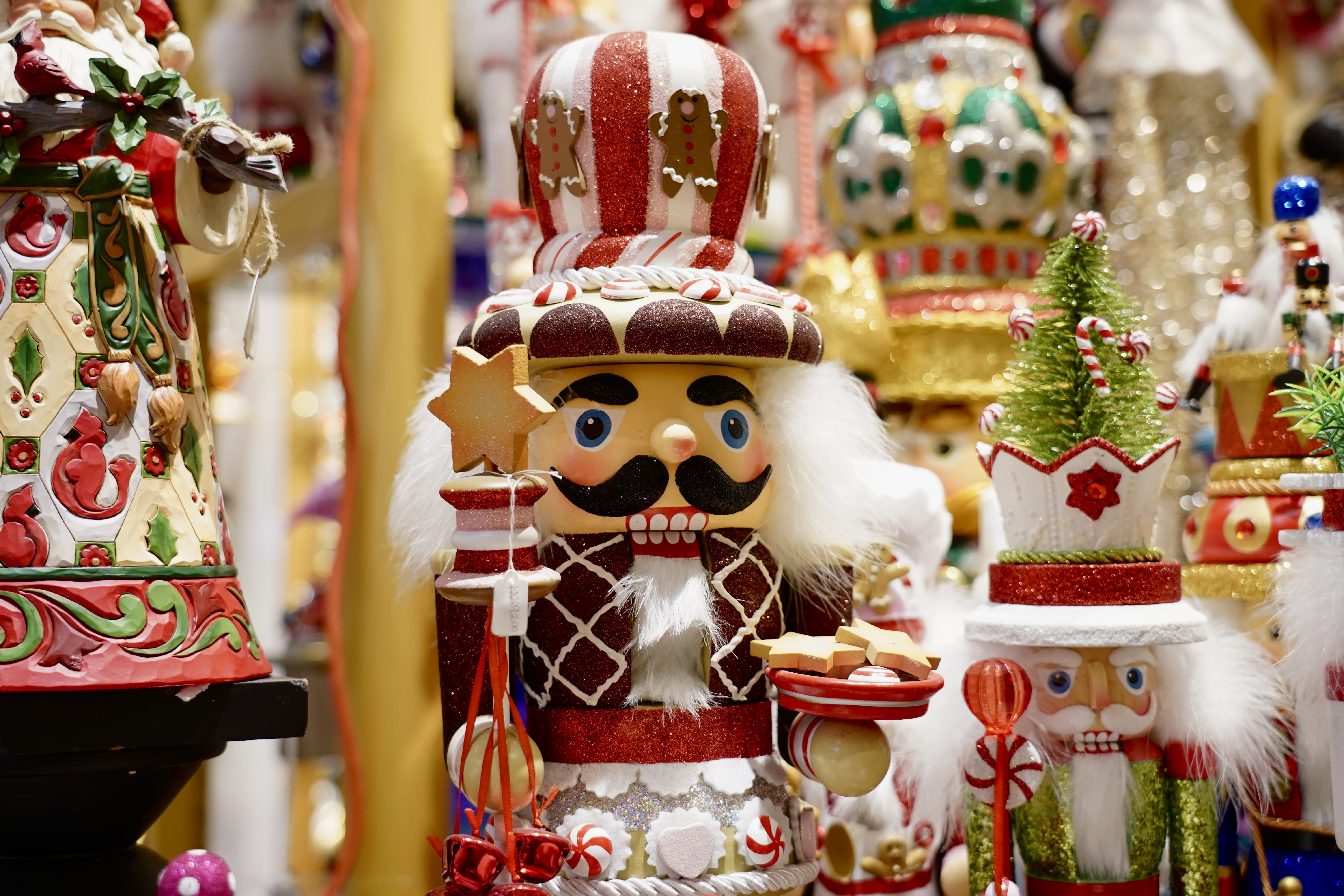 creativity, gingerbread, retail display, sale, cookie, no people, sweets, food, cream, cake, doll, craft, retail, tree, focus, creme, multi colored, variation, HD Wallpaper