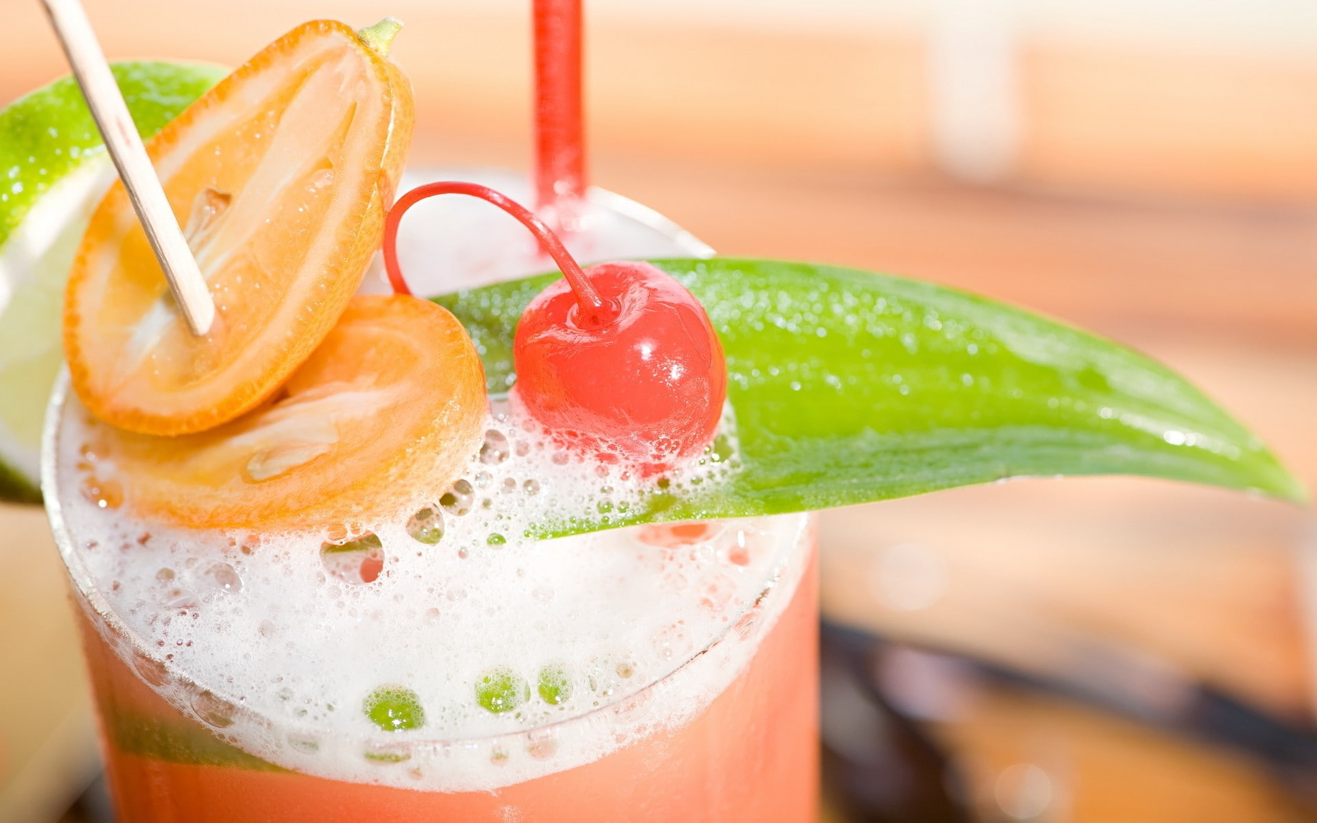 focus on foreground, drinking straw, household equipment, drink, food and drink, freshness, garnish, cocktails, wellbeing, close-up, drinking glass, healthy eating, HD Wallpaper