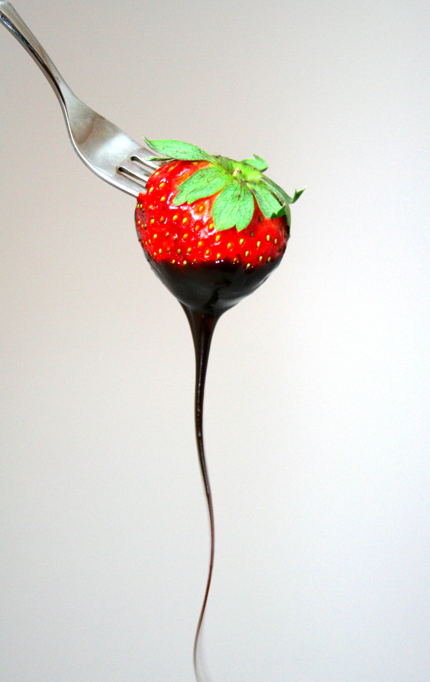 food, fork, spoon, dessert, red, Gep, gourmet, dipped, freshness, Shots, chocolate syrup, silver, fruit, close-up, syrup, 1080P, chocolate, strawberry, Phone HD Wallpaper
