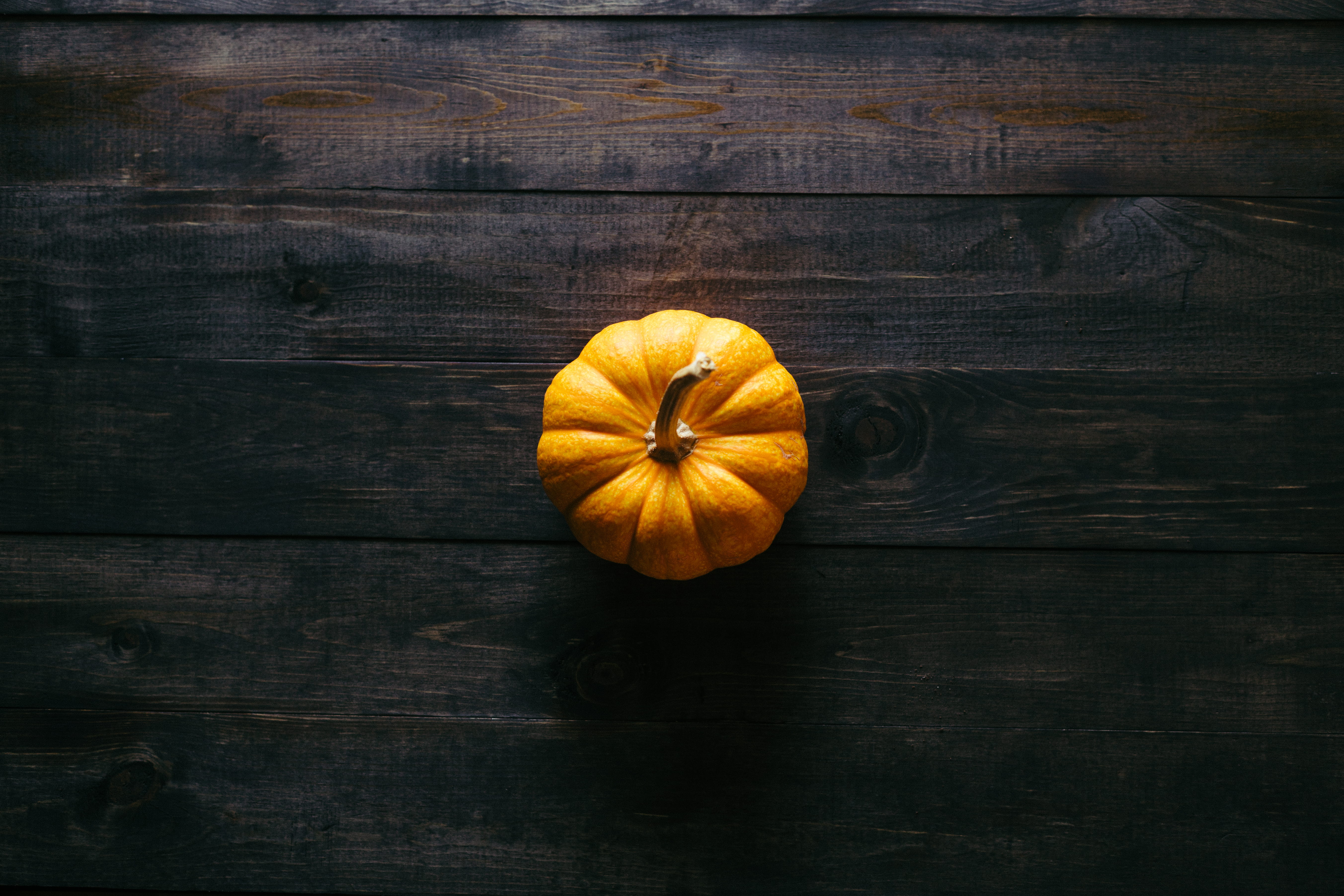 nature, 5K, wood - material, dark wood, freshness, thanksgiving, copy space, directly above, wooden, yellow, autumn, wood grain, indoors, high angle view, HD Wallpaper
