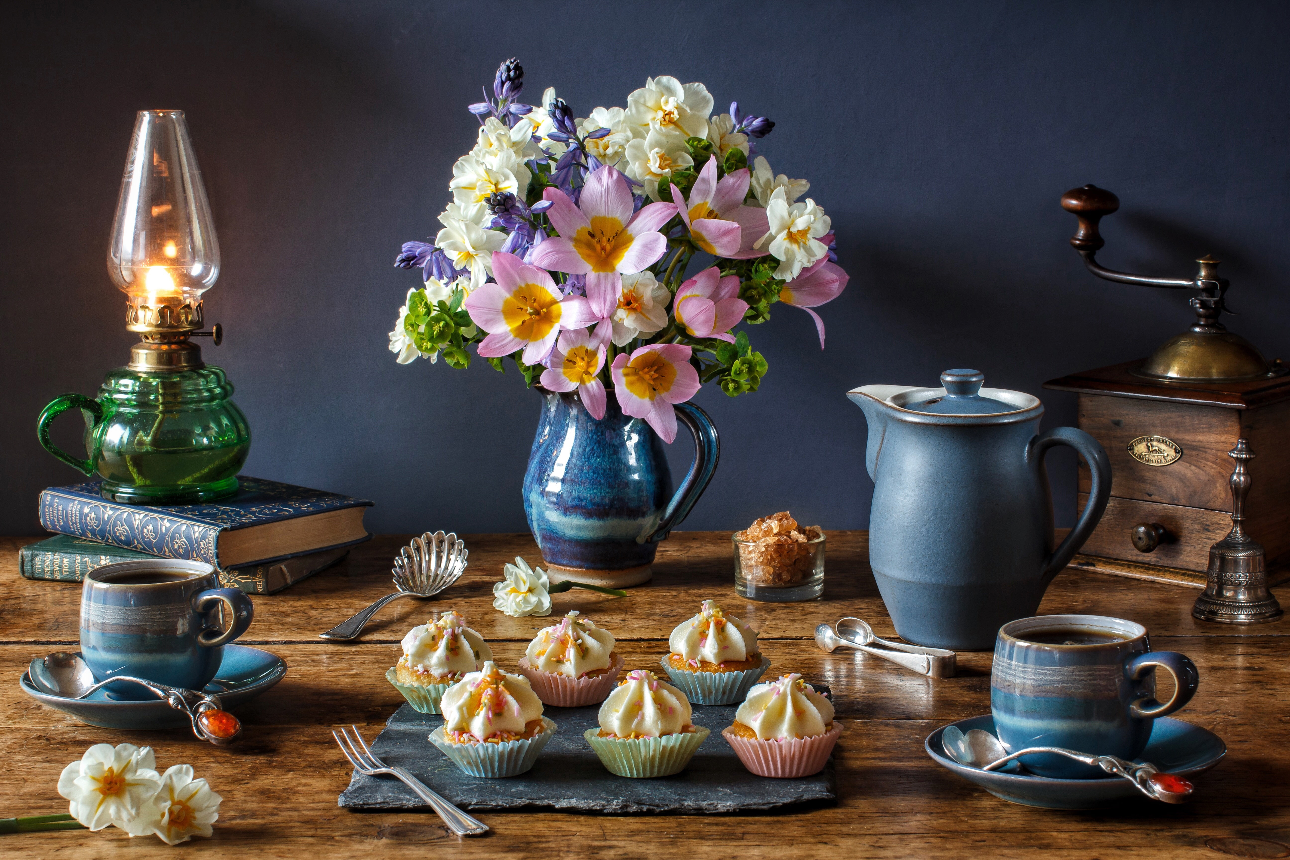 coffee, 5K, flowers, mugs, style, tulips, bouquet, lamp, still life, coffee grinder, cupcakes, books, daffodils, HD Wallpaper