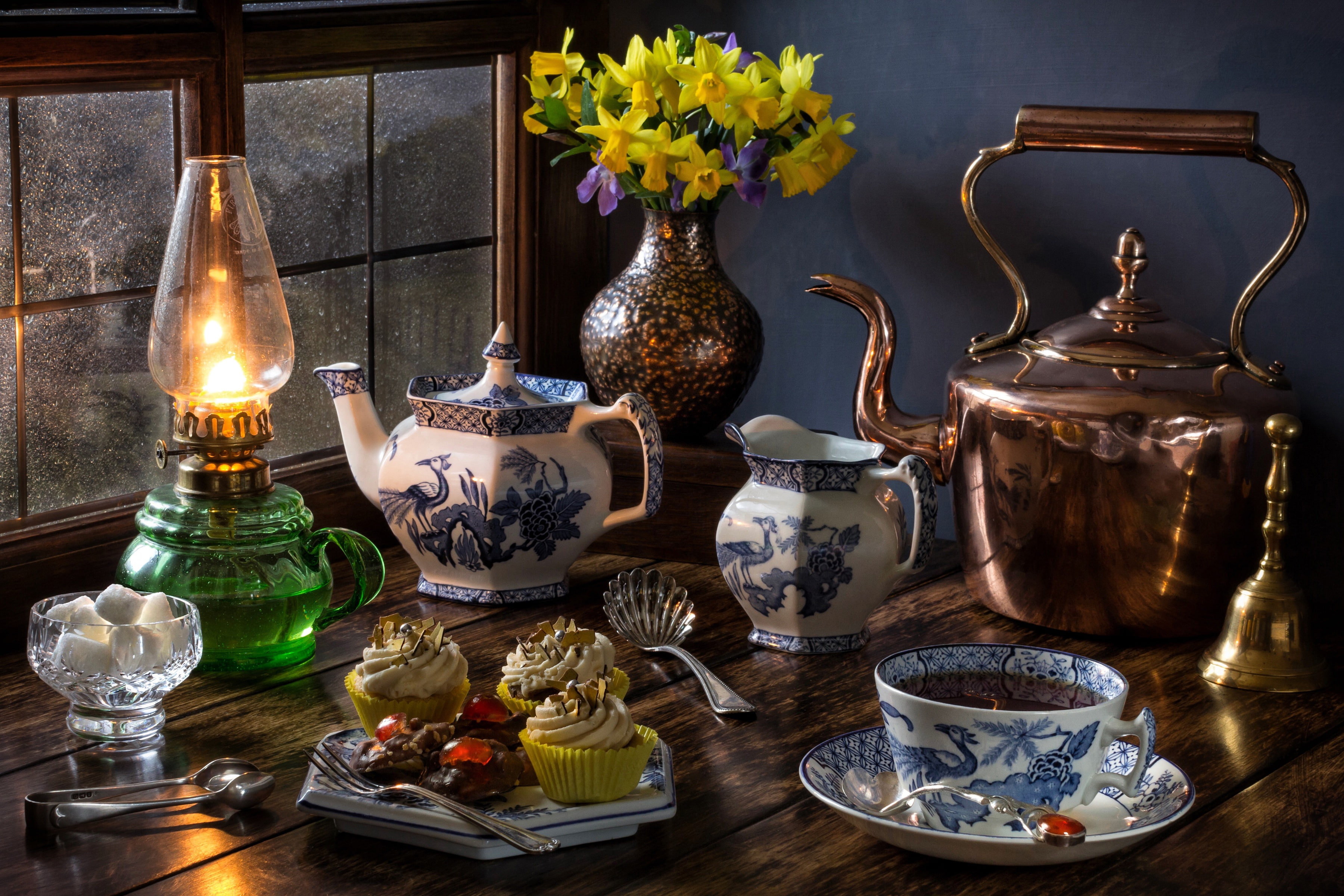 kettle, flowers, still life, lamp, 2K, window, bouquet, mug, sugar, daffodils, cupcakes, style, the tea party, tea, HD Wallpaper