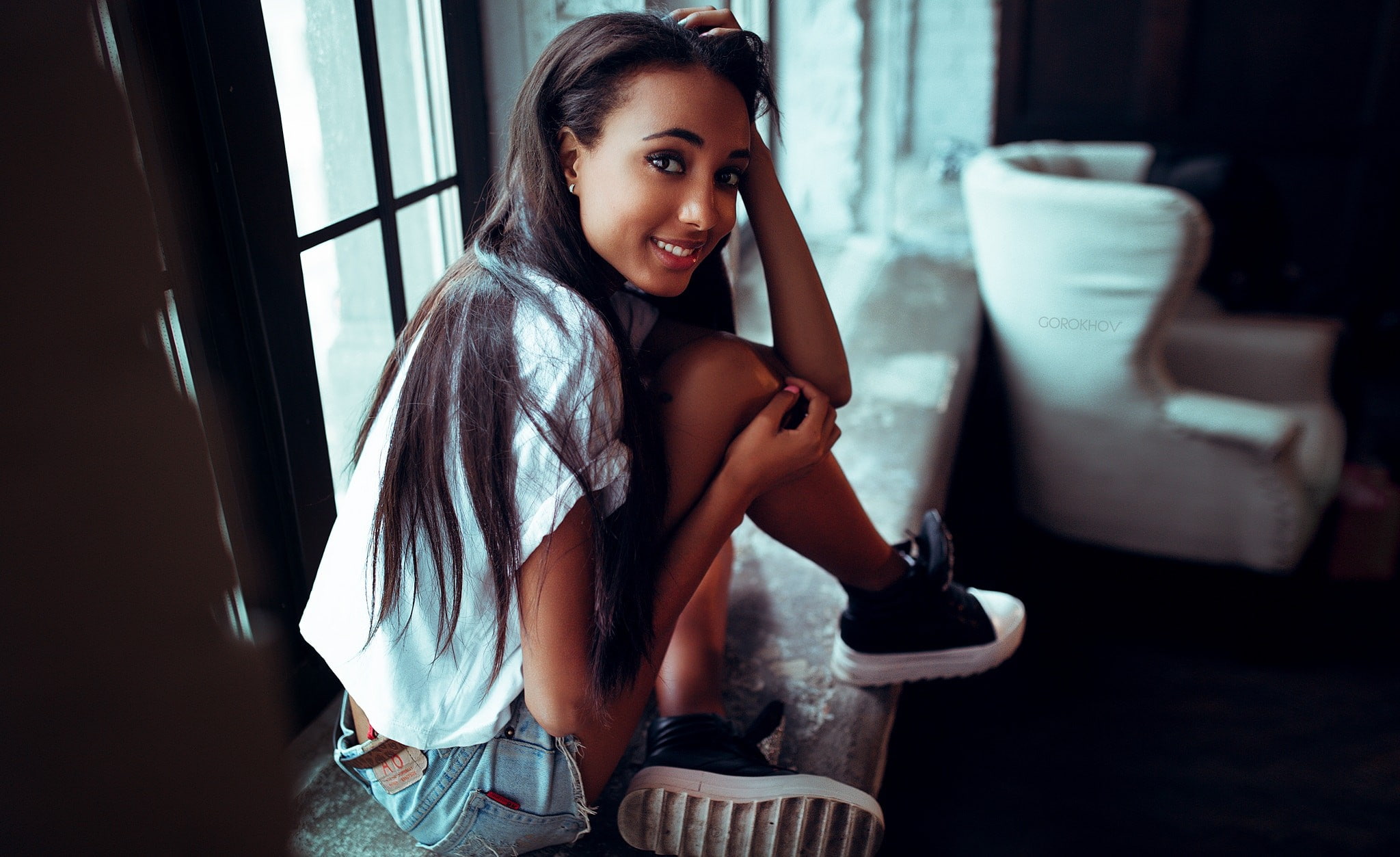 holding, indoors, ebony, emotion, beautiful woman, casual clothing, Ivan Gorokhov, looking at camera, happiness, portrait, jean shorts, 1080P, lifestyles, HD Wallpaper