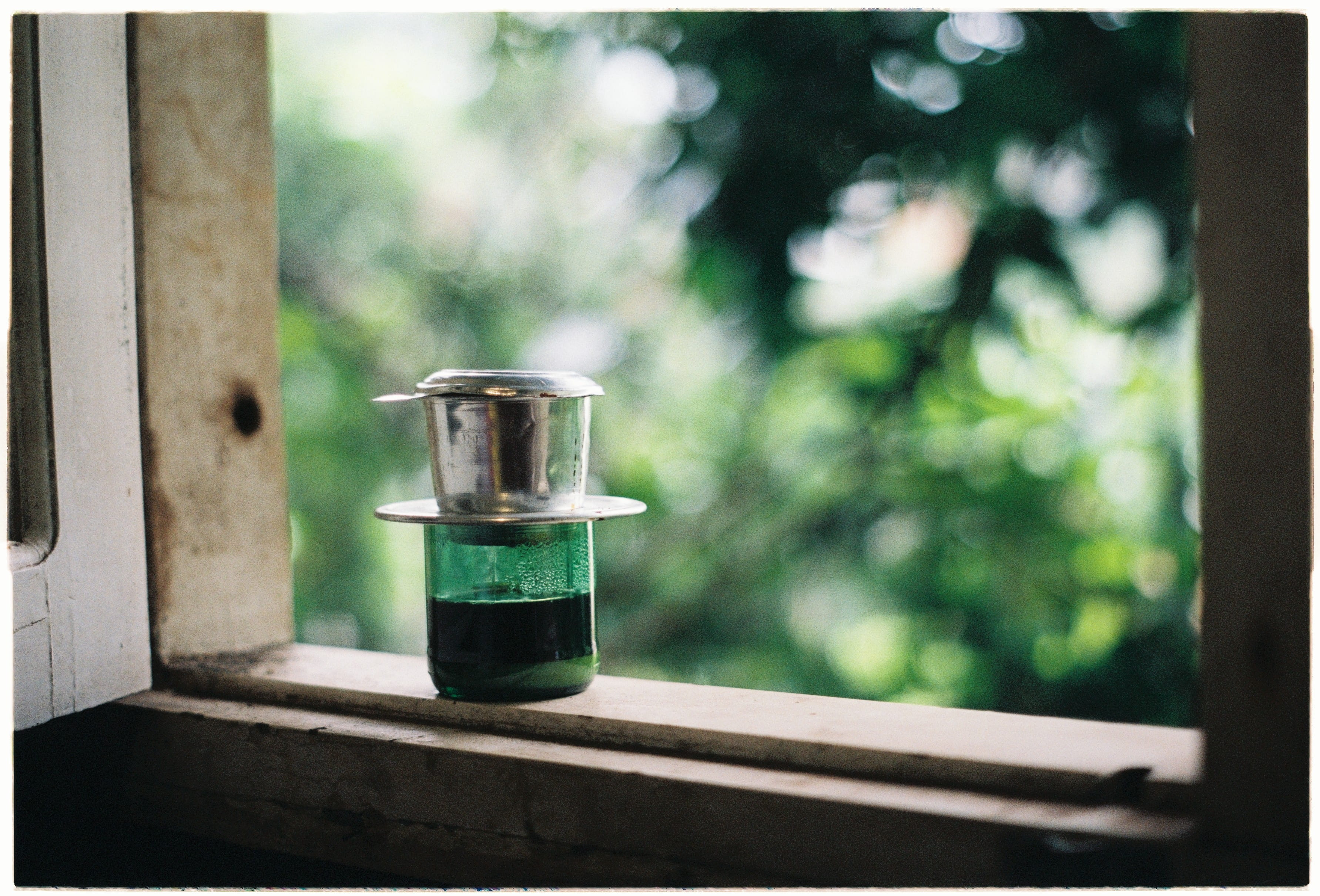focus on foreground, 2K, kodak, green, window, container, auto post production filter, glass - material, coffee pot, metal, green color, dalat, transparent, HD Wallpaper