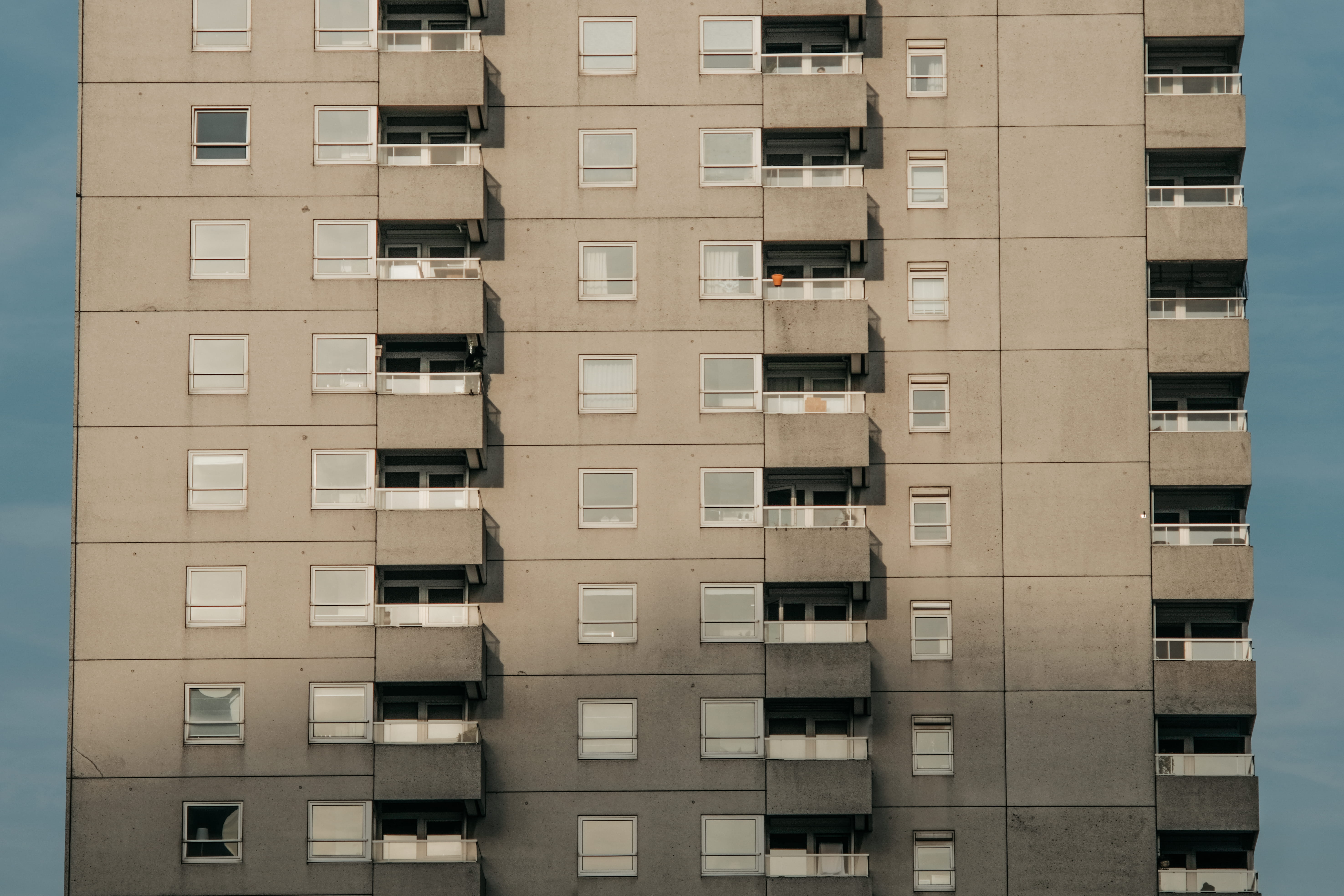 low angle view, 5K, urban, condo, full frame, architecture, sunlight, backgrounds, skyscraper, home decor, residential district, balcony, apparel, apartment building, HD Wallpaper