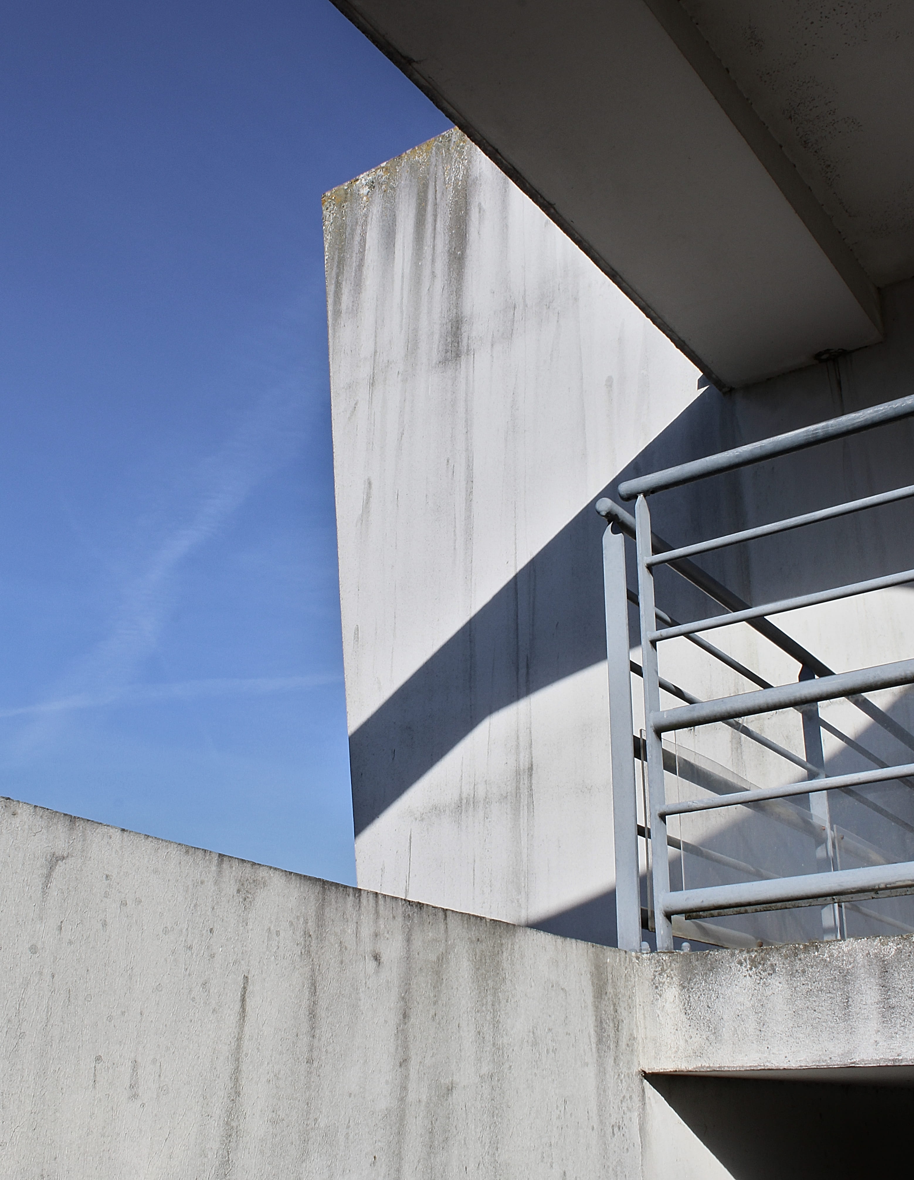 vase, triangle, prison, low angle view, shadow, wall, wall - building feature, office building, pottery, no people, advertisement, pattern, white color, Phone HD Wallpaper