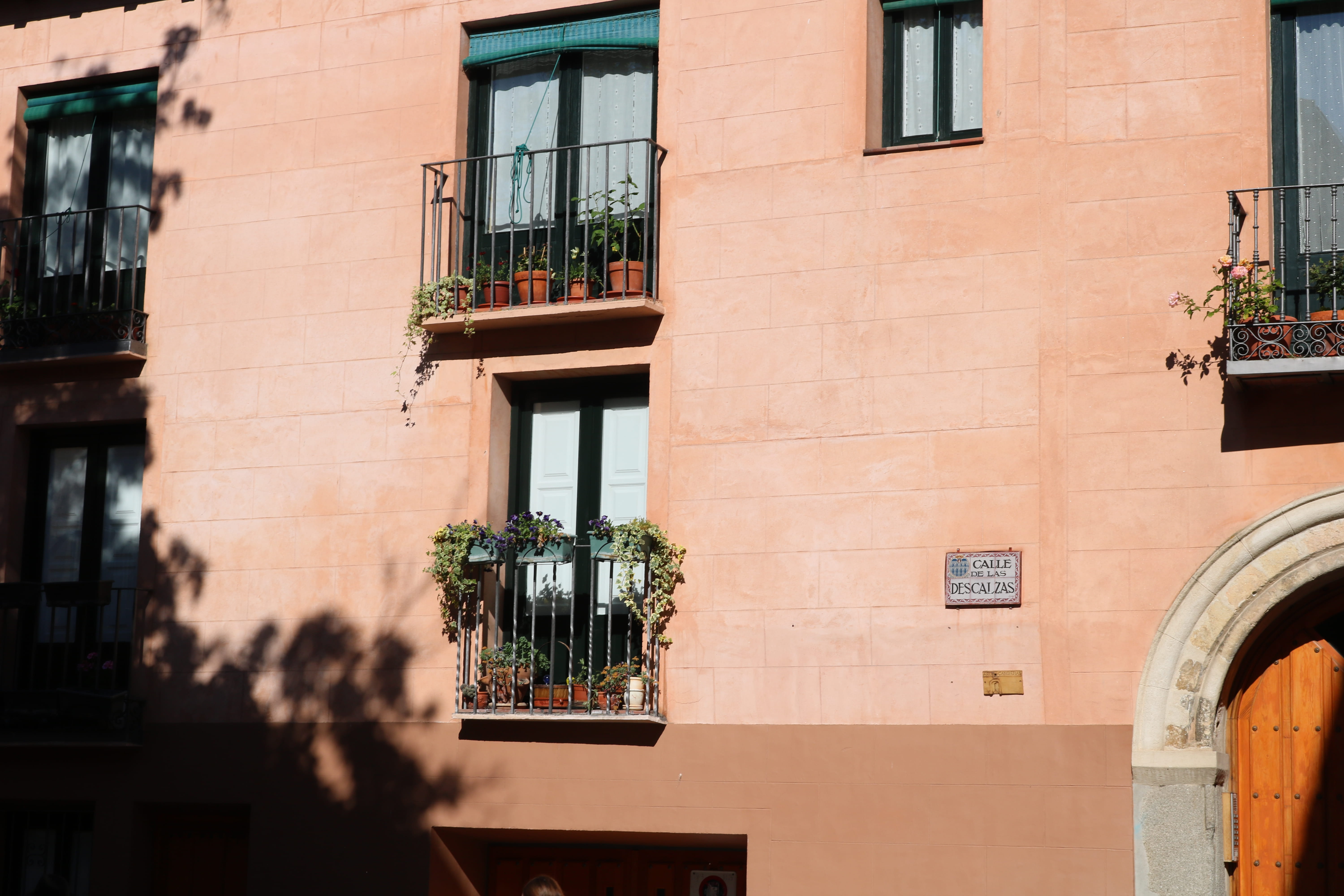town, plant, architecture, balcony, exterior, europe, flower pot, outdoors, famous Place, apartment, old, residential Building, italy, pot, summer, window, HD Wallpaper