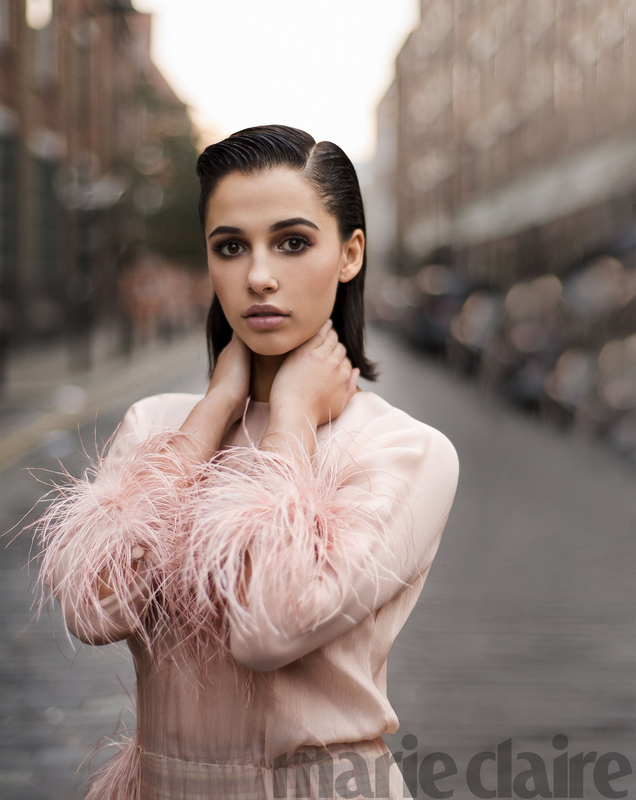 2K, women, actress, brunette, looking at viewer, Naomi Scott, street, Phone HD Wallpaper