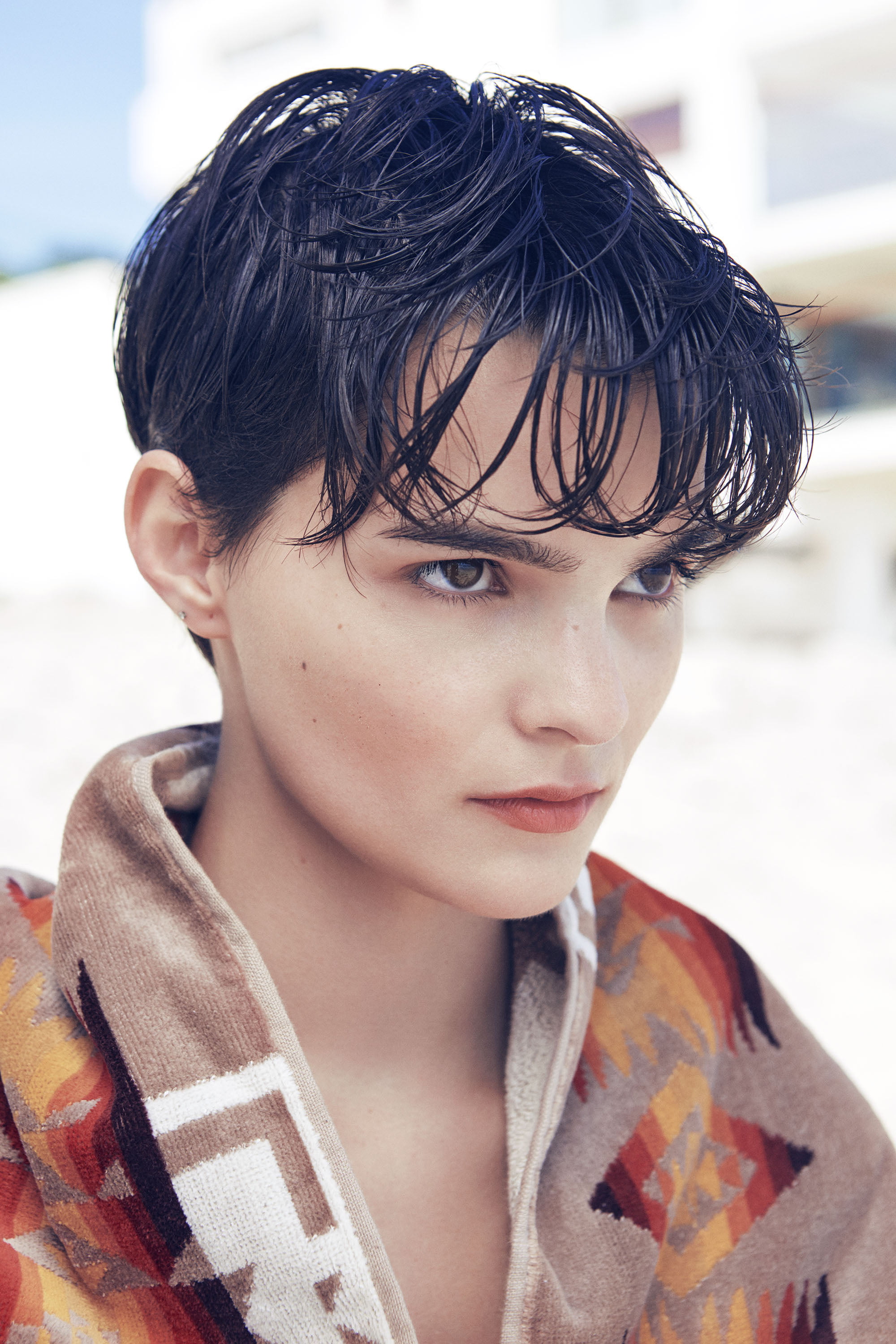 short hair, brunette, Brianna Hildebrand, actress, 2K, looking into the distance, women, Phone HD Wallpaper
